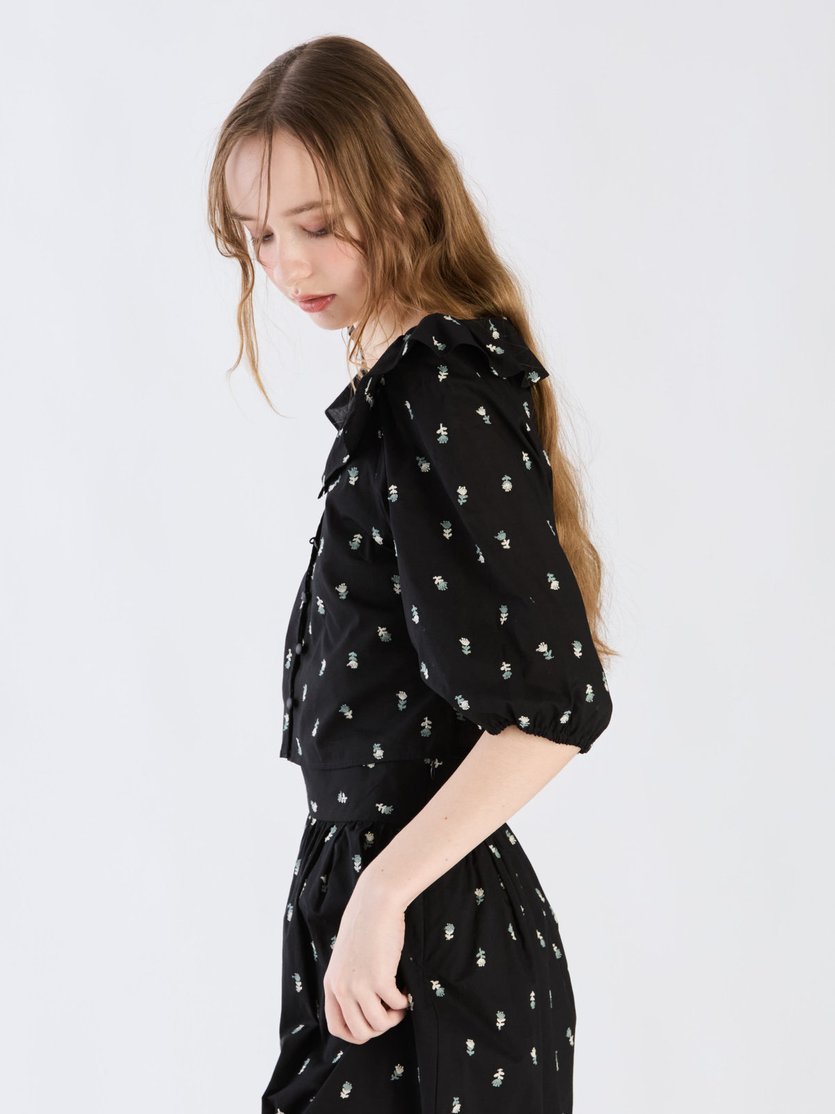 To b. by agnès b. 【Outlet】フラワーエンブロイダリーブラウス ブラック