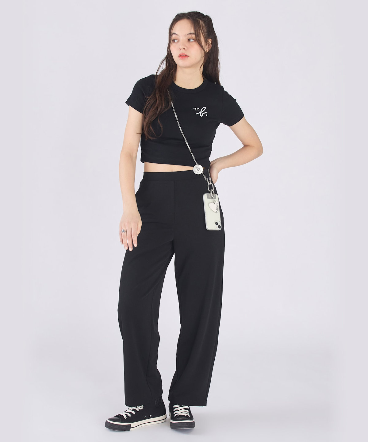 To b. by agnès b. "To b."ロゴ コットン 半袖 クロップド Tシャツ ブラック