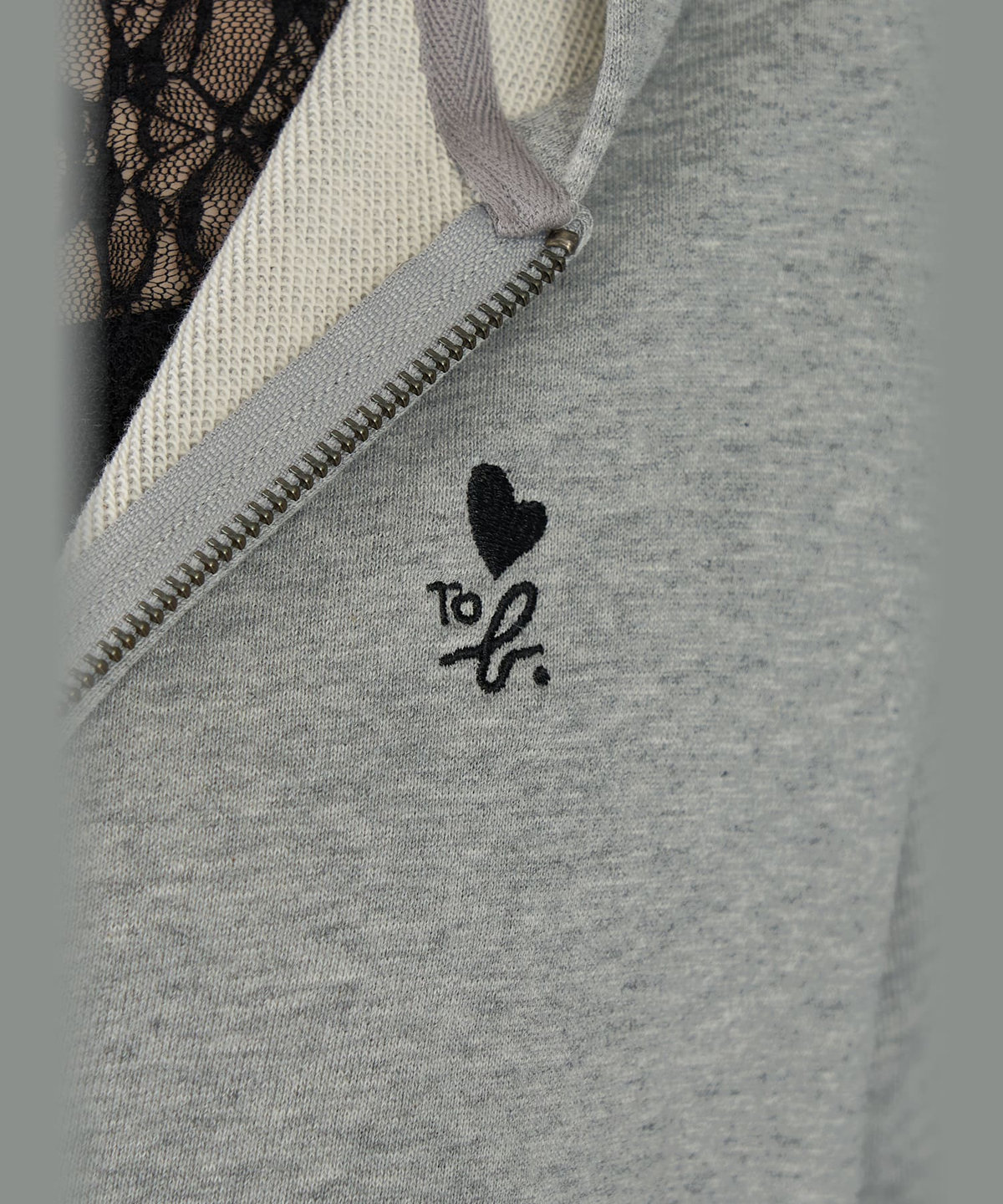 To b. by agnès b. WEBスペシャル ハートロゴ刺繍 コットン ジップアップフーディー グレー