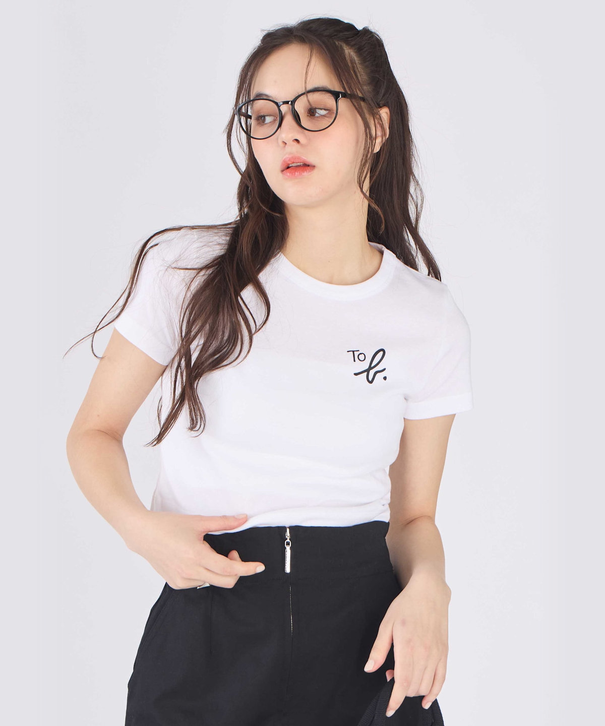 To b. by agnès b. "To b."ロゴ コットン 半袖 クロップド Tシャツ ホワイト