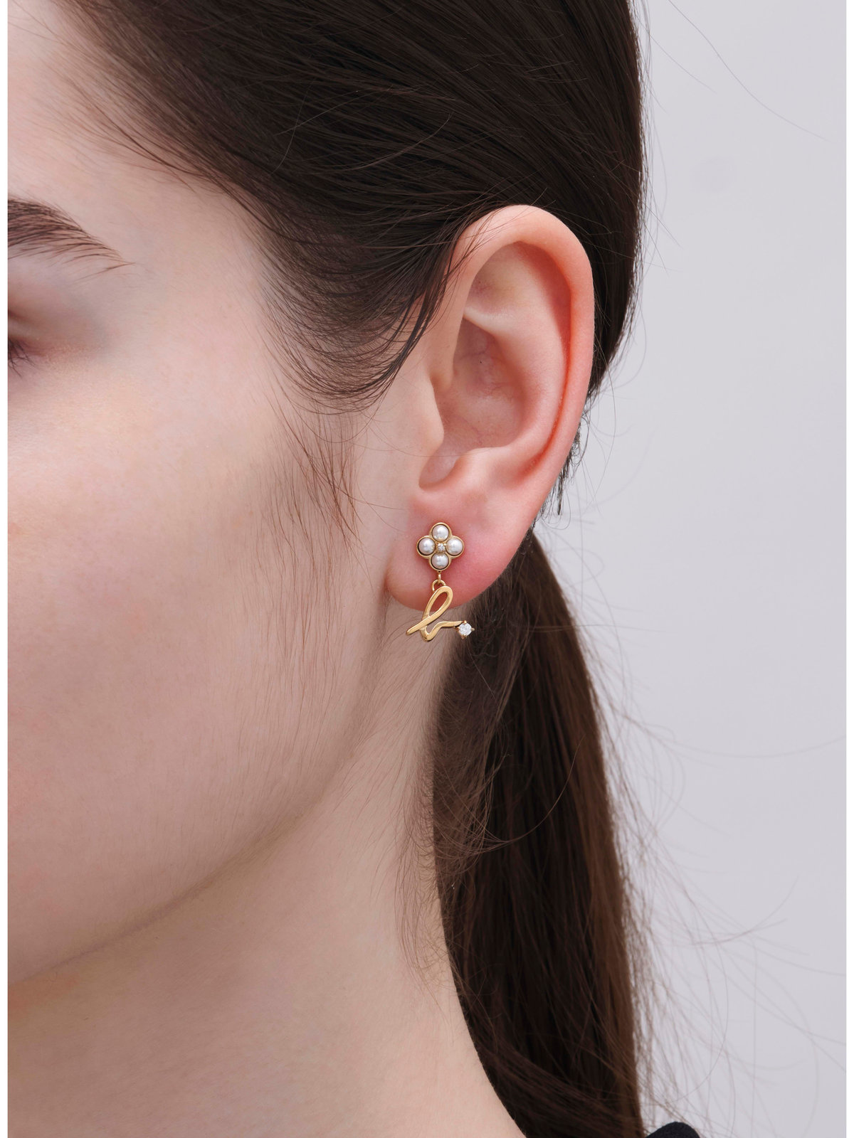 FEMME ウィメンズ b.ロゴ フラワーモチーフ パール ピアス "Double bloom" ゴールド