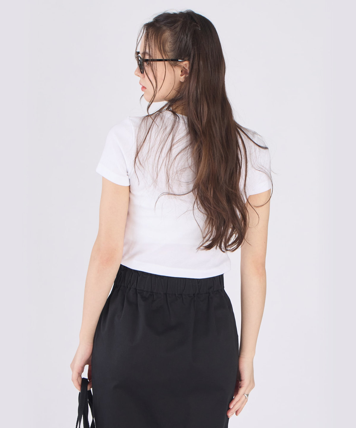 To b. by agnès b. "To b."ロゴ コットン 半袖 クロップド Tシャツ ホワイト