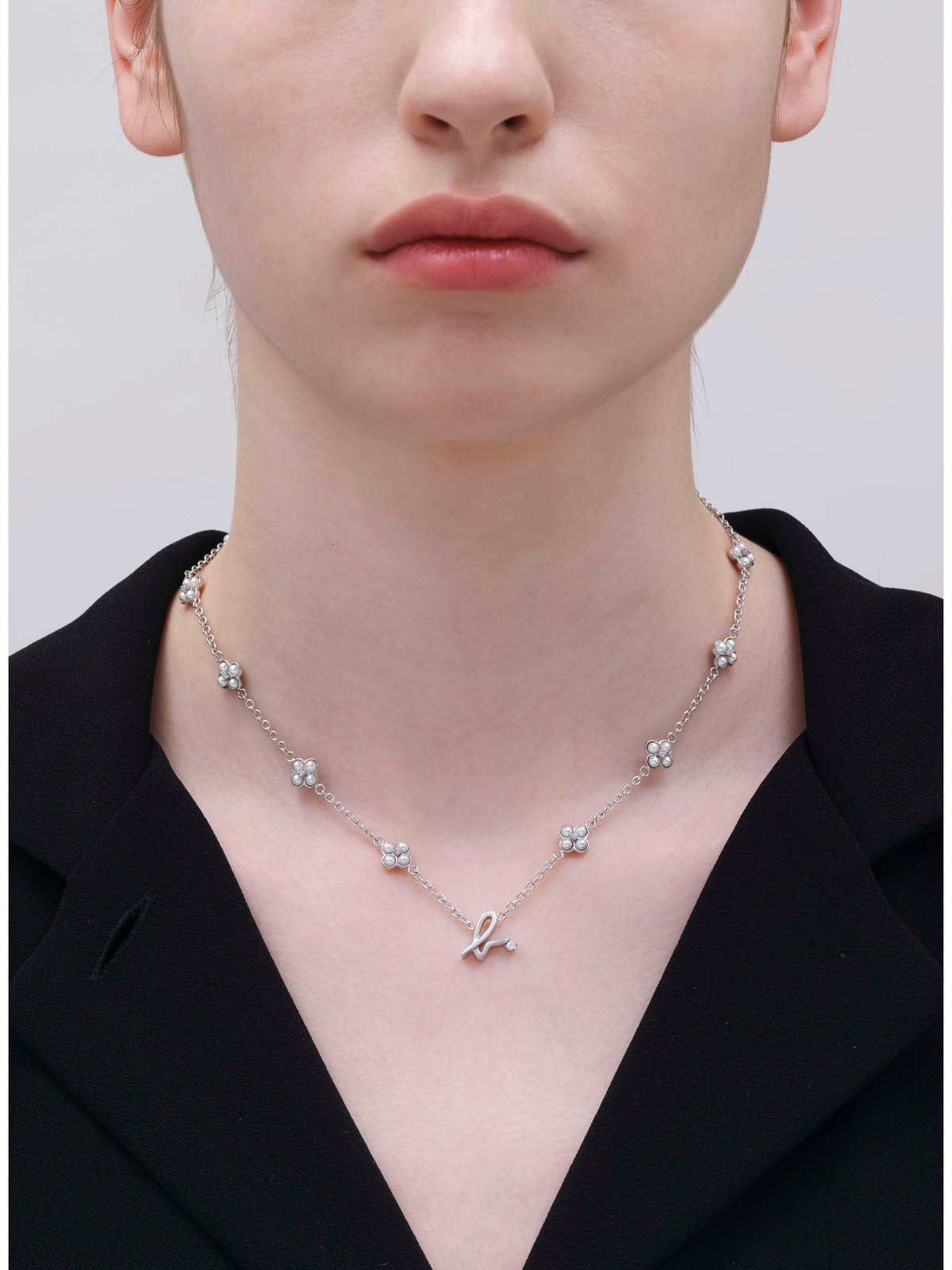 FEMME ウィメンズ "b."ロゴ フラワーモチーフ パール ネックレス "Double bloom" シルバー