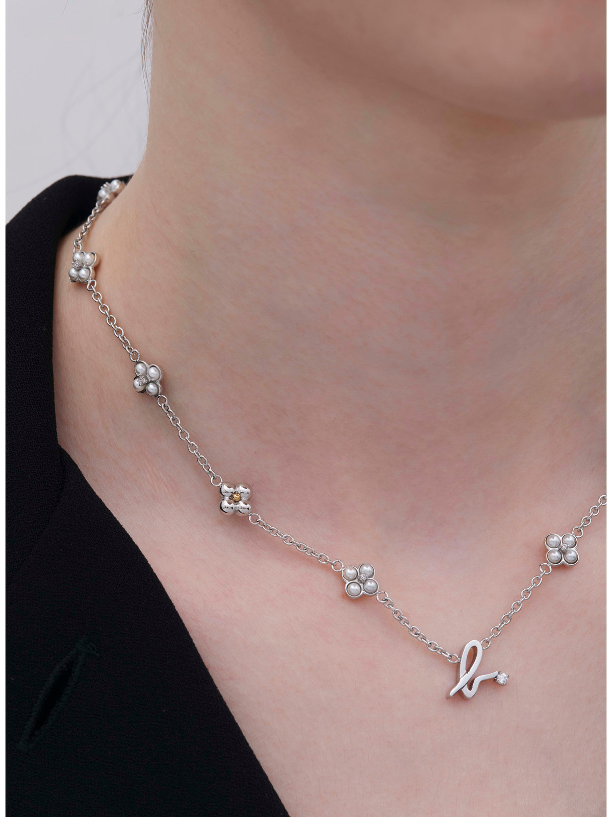 FEMME ウィメンズ "b."ロゴ フラワーモチーフ パール ネックレス "Double bloom" シルバー