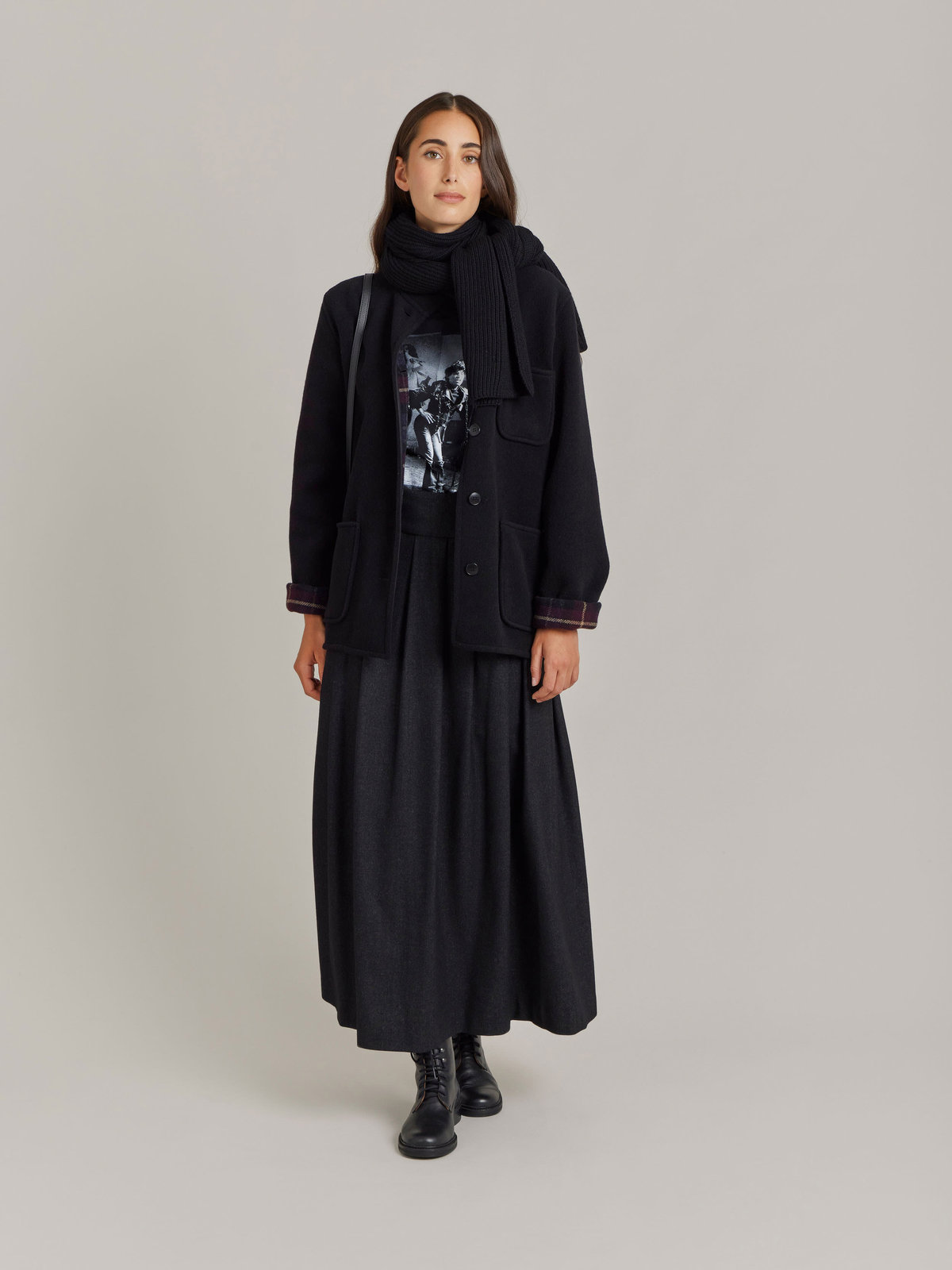 FEMME ウィメンズ プリント コットン 半袖 アーティスト Tシャツ "Dodlis" ブラック