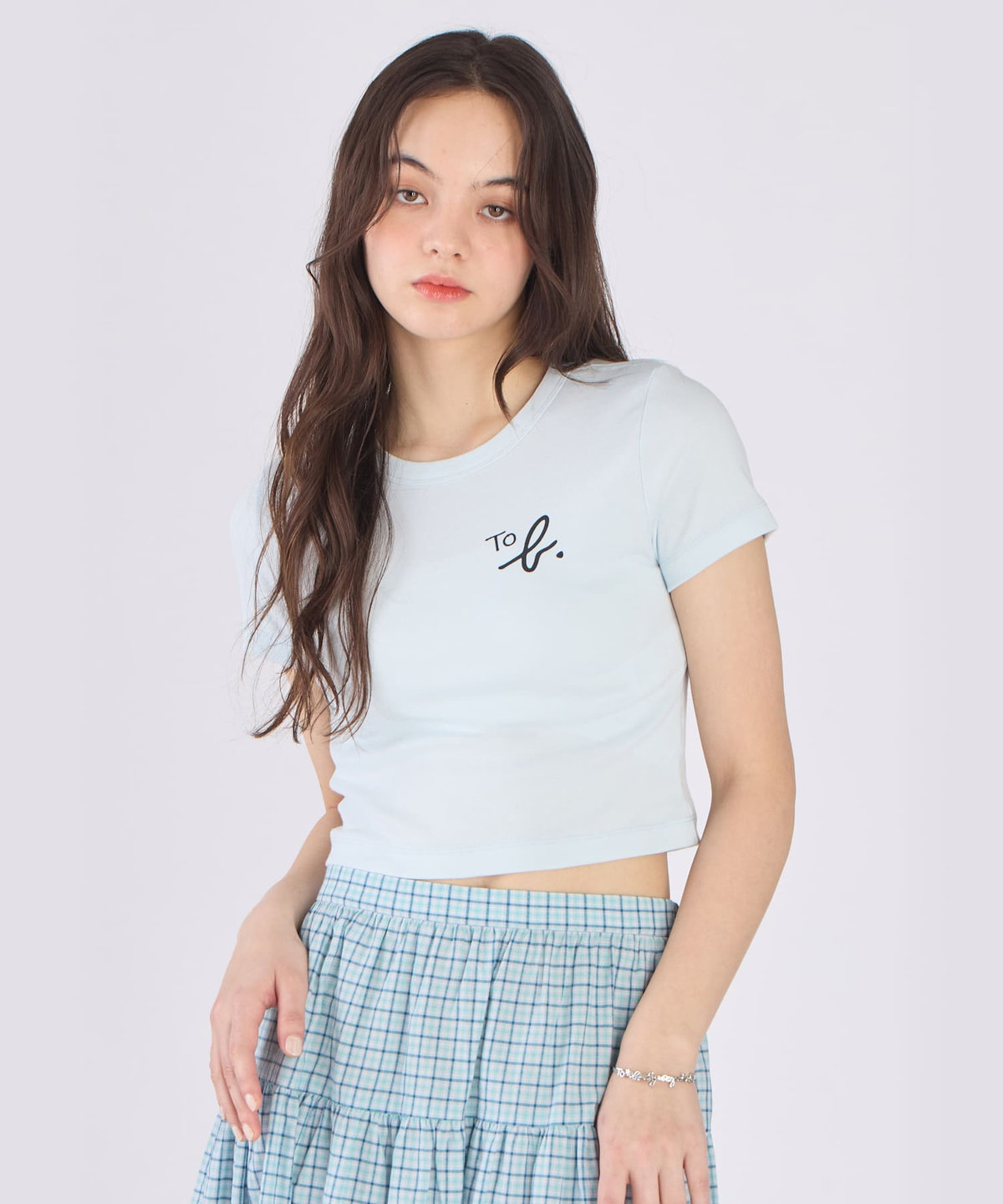 To b. by agnès b. "To b."ロゴ コットン 半袖 クロップド Tシャツ ブルー系その他