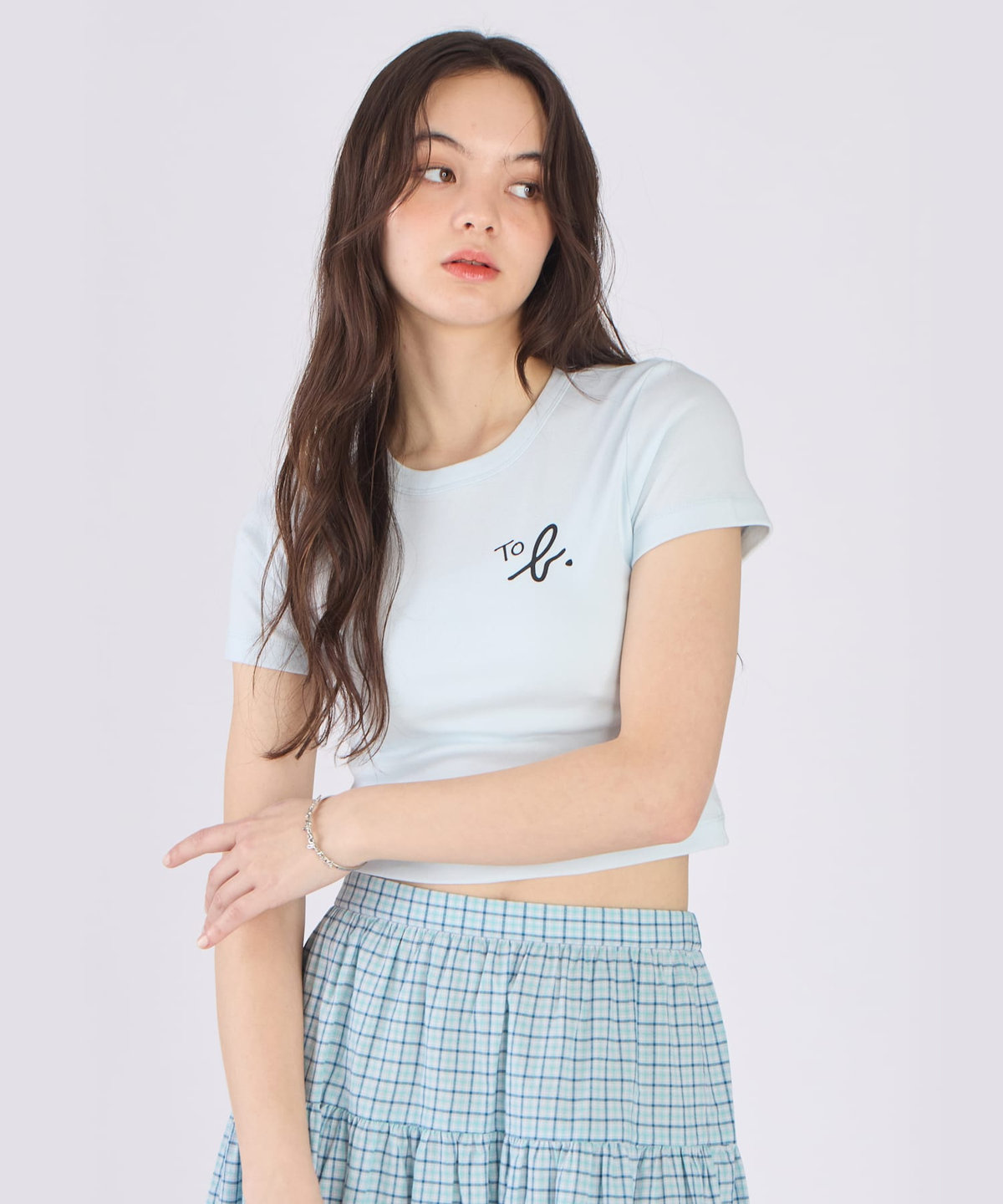 To b. by agnès b. "To b."ロゴ コットン 半袖 クロップド Tシャツ ブルー系その他