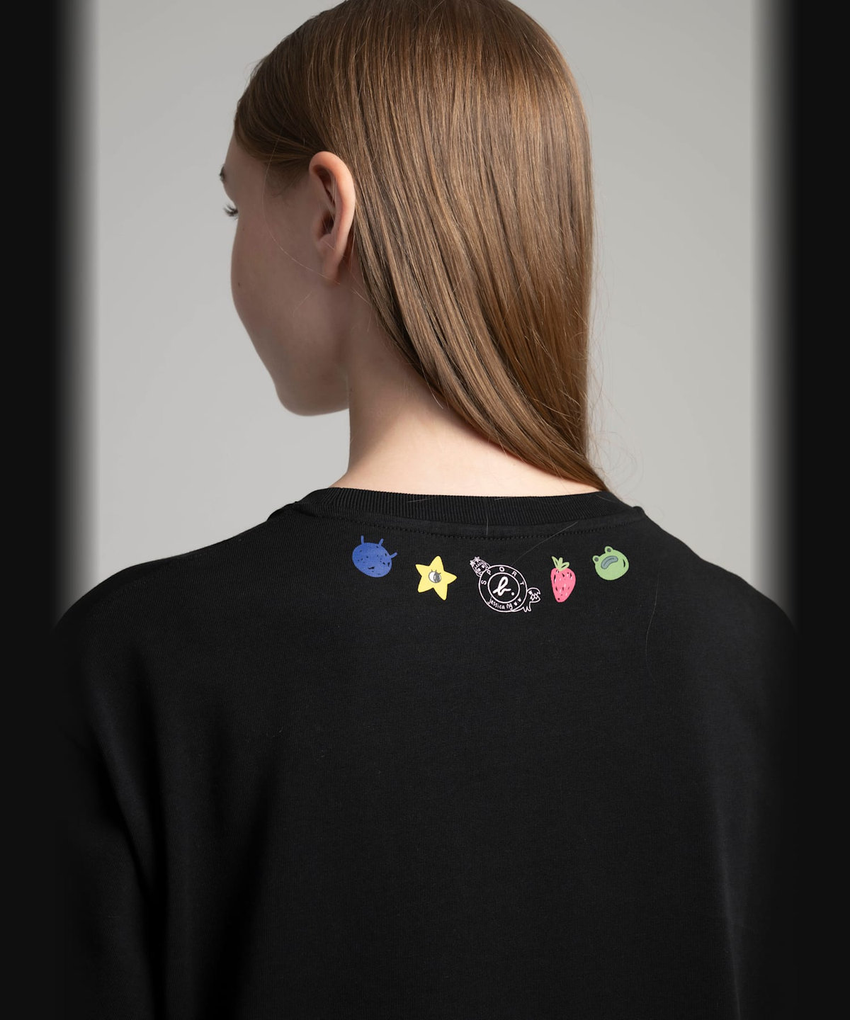 FEMME ウィメンズ SPORT b. プリント コットン 半袖 Tシャツ "Jessica Ng" ブラック