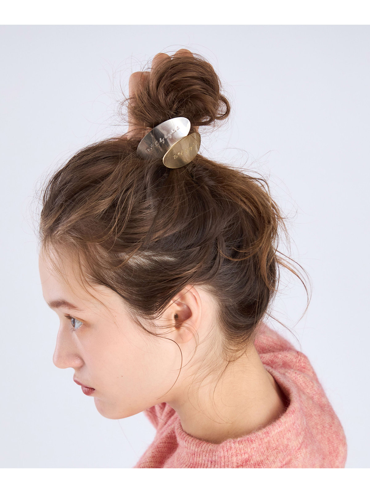 To b. by agnès b. メタル ロゴ ヘアタイ ゴールド