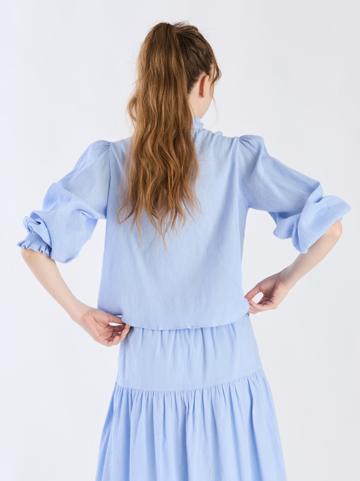 To b. by agnès b. 【Outlet】コットンクレープフリルブラウス ブルー