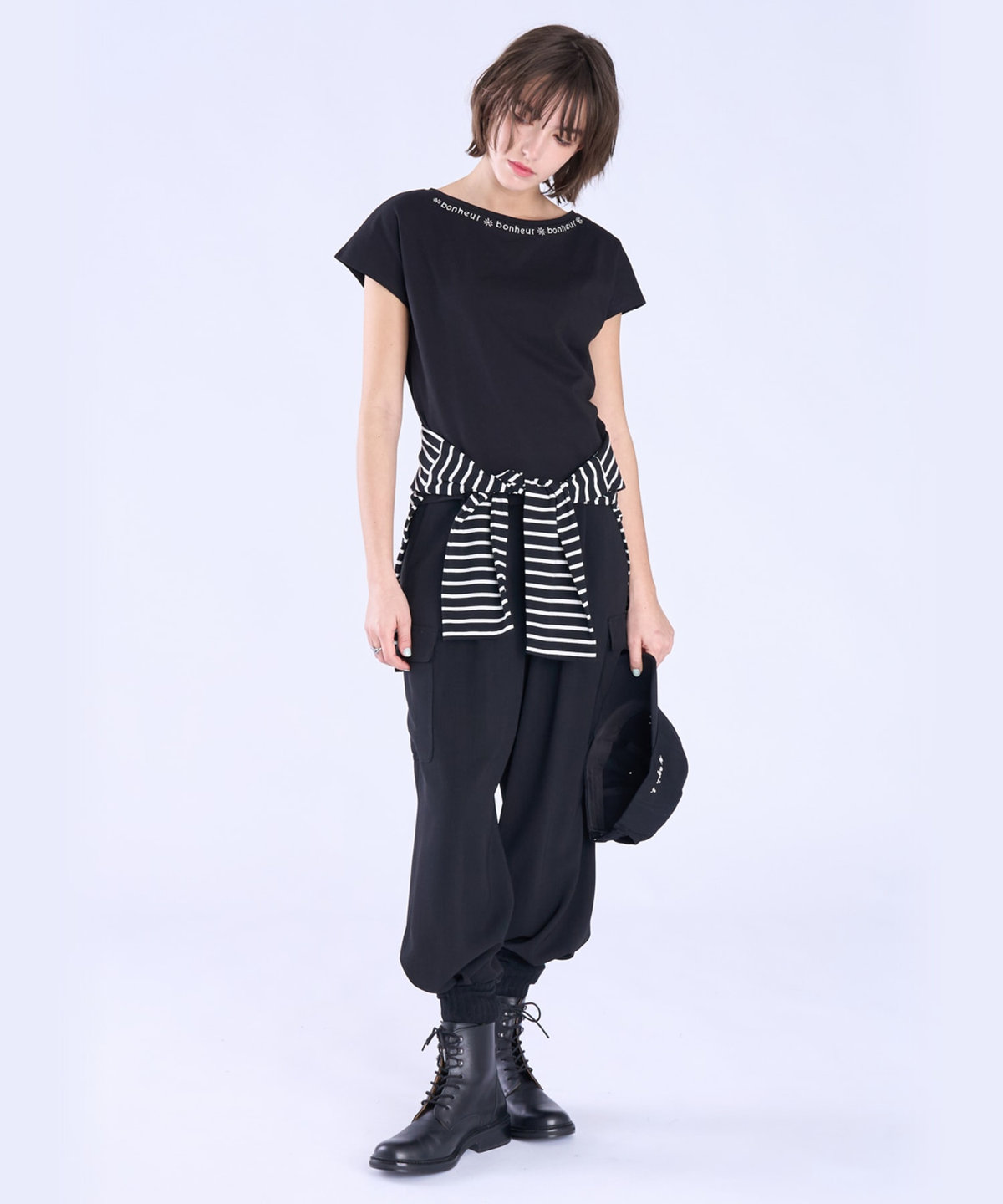 To b. by agnès b. メッセージ 刺繍 コットン 半袖 Tシャツ "Bonheur" ブラック