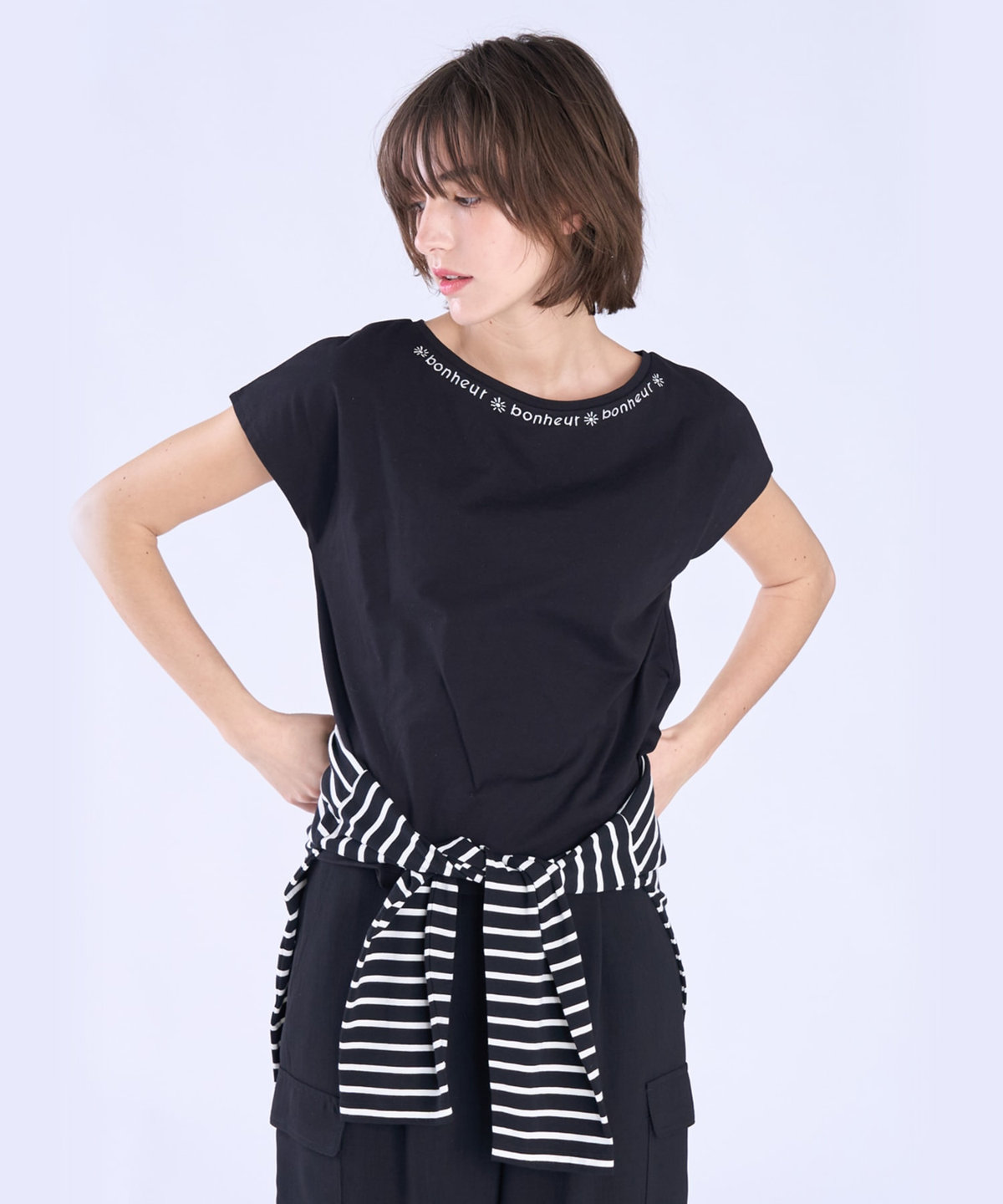 To b. by agnès b. メッセージ 刺繍 コットン 半袖 Tシャツ "Bonheur" ブラック