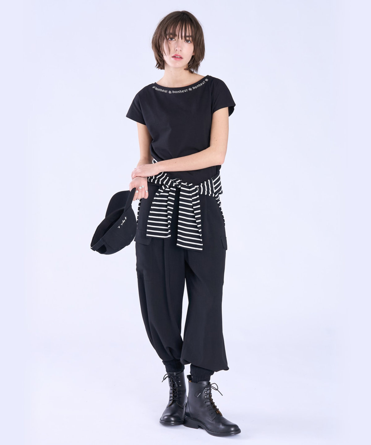 To b. by agnès b. メッセージ 刺繍 コットン 半袖 Tシャツ "Bonheur" ブラック