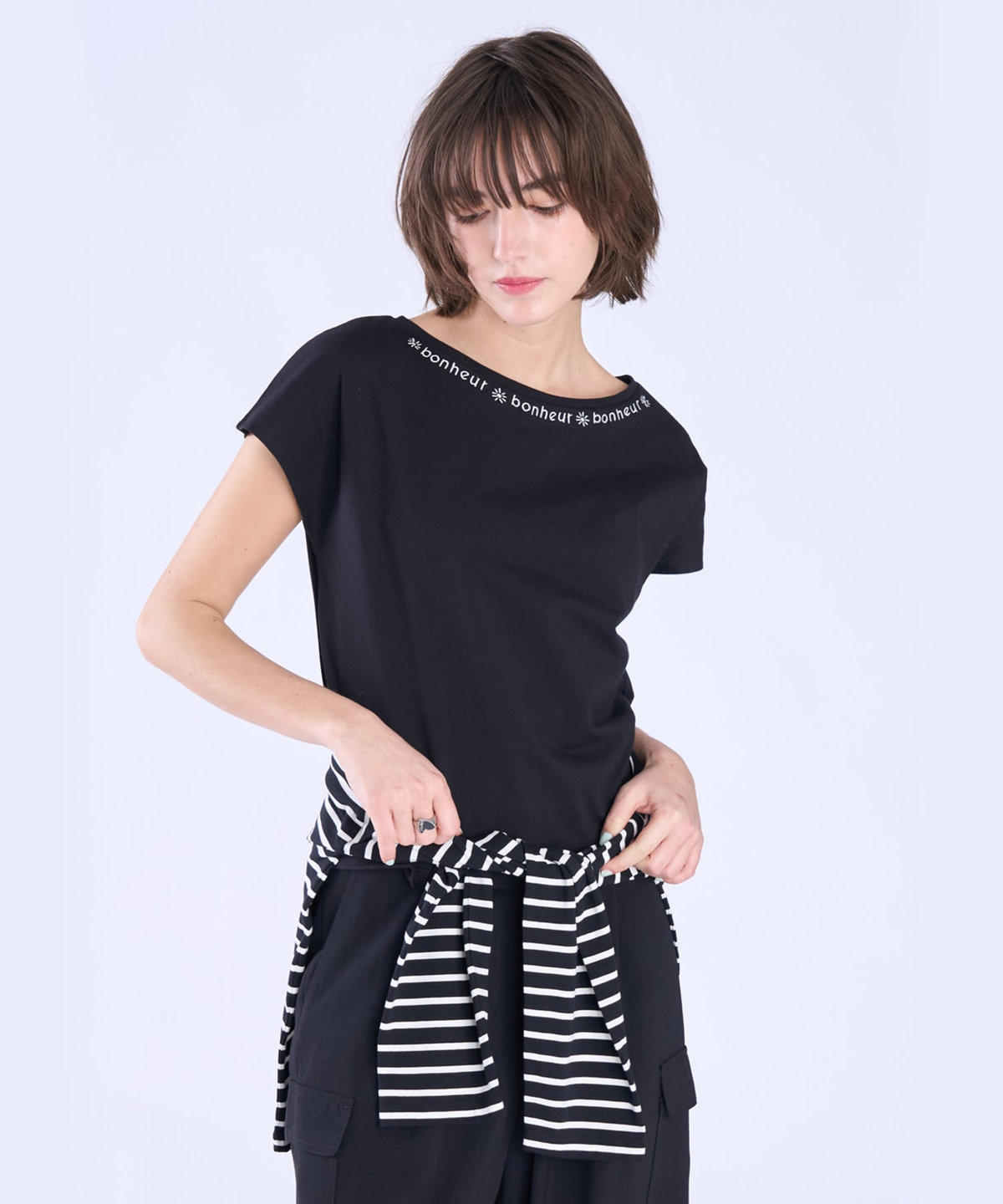 To b. by agnès b. メッセージ 刺繍 コットン 半袖 Tシャツ "Bonheur" ブラック