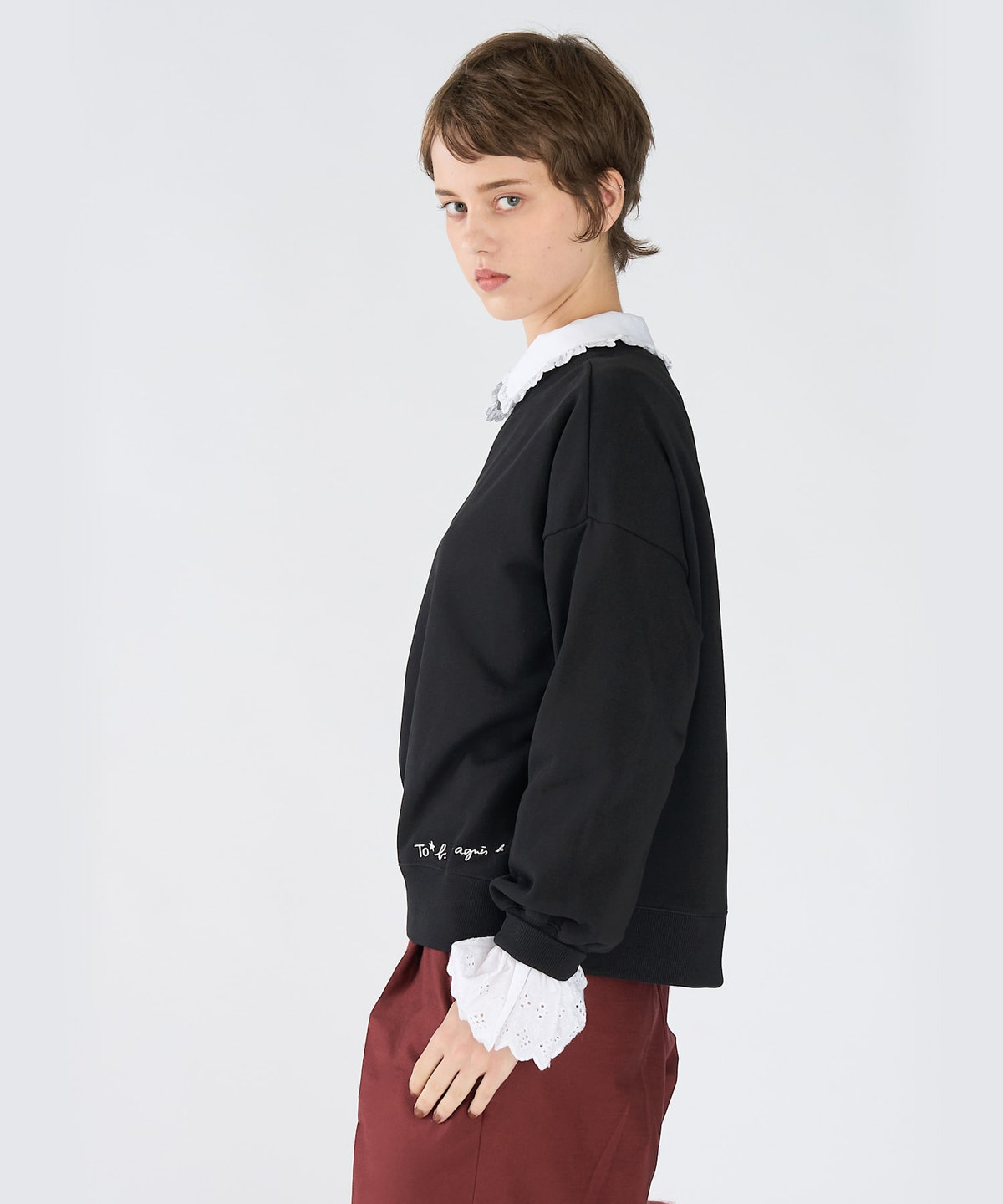 To b. by agnès b. WEBスペシャル ロゴ コットン ボリュームスリーブ スウェットプルオーバー ブラック