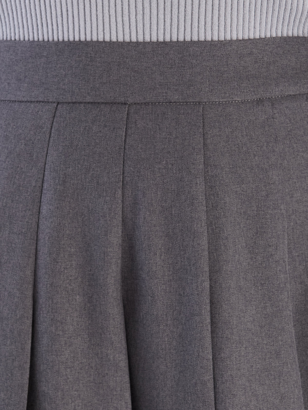 To b. by agnès b. 【Outlet】リノンプリーテッドスカート チャコールグレー