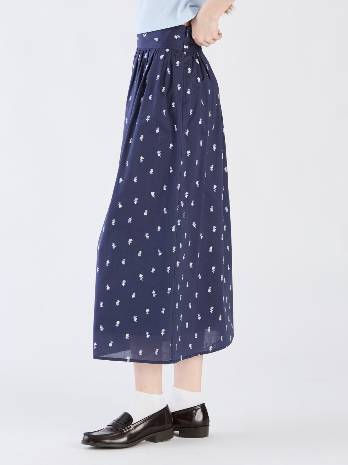 To b. by agnès b. 【Outlet】フラワーエンブロイダリースカート ネイビー