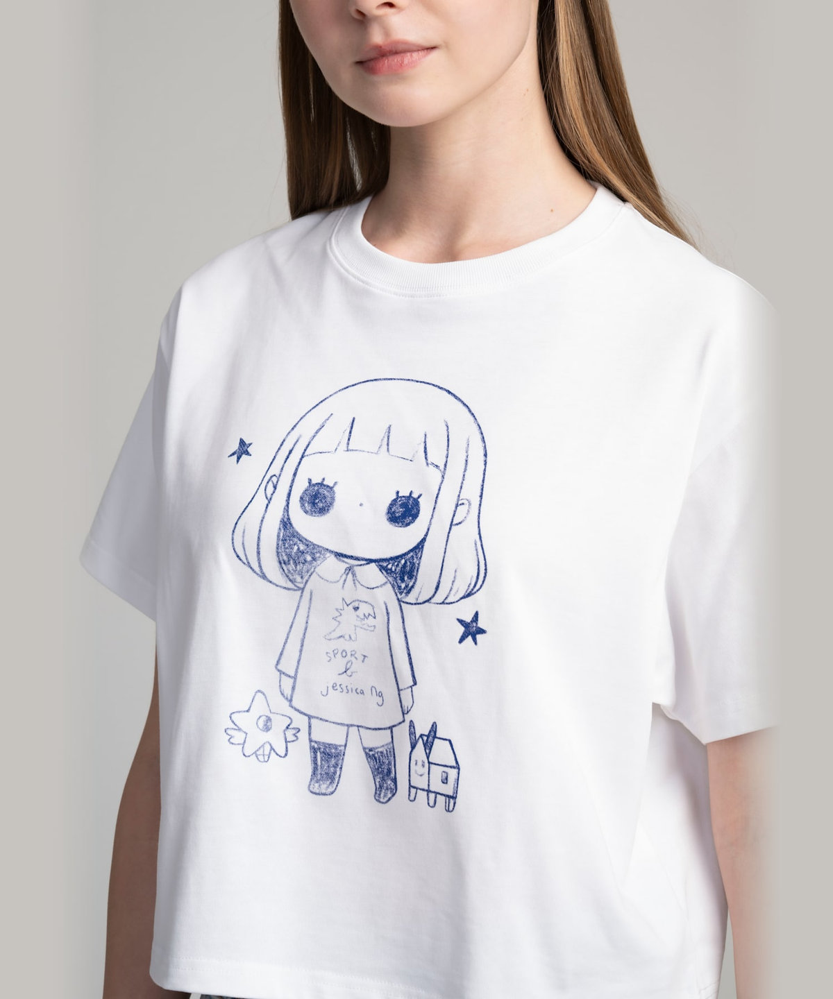 FEMME ウィメンズ SPORT b. プリント コットン 半袖 クロップドTシャツ "Jessica Ng" ホワイト