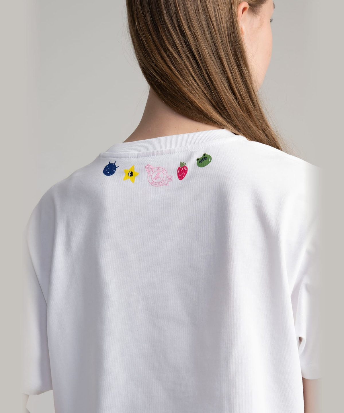 FEMME ウィメンズ SPORT b. プリント コットン 半袖 クロップドTシャツ "Jessica Ng" ホワイト