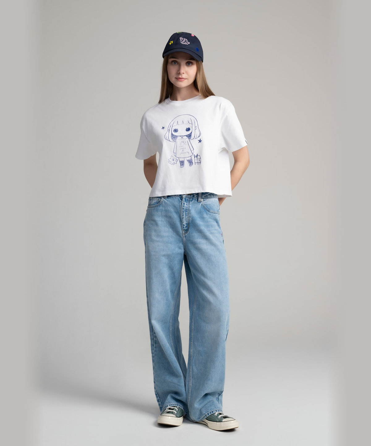 FEMME ウィメンズ SPORT b. プリント コットン 半袖 クロップドTシャツ "Jessica Ng" ホワイト