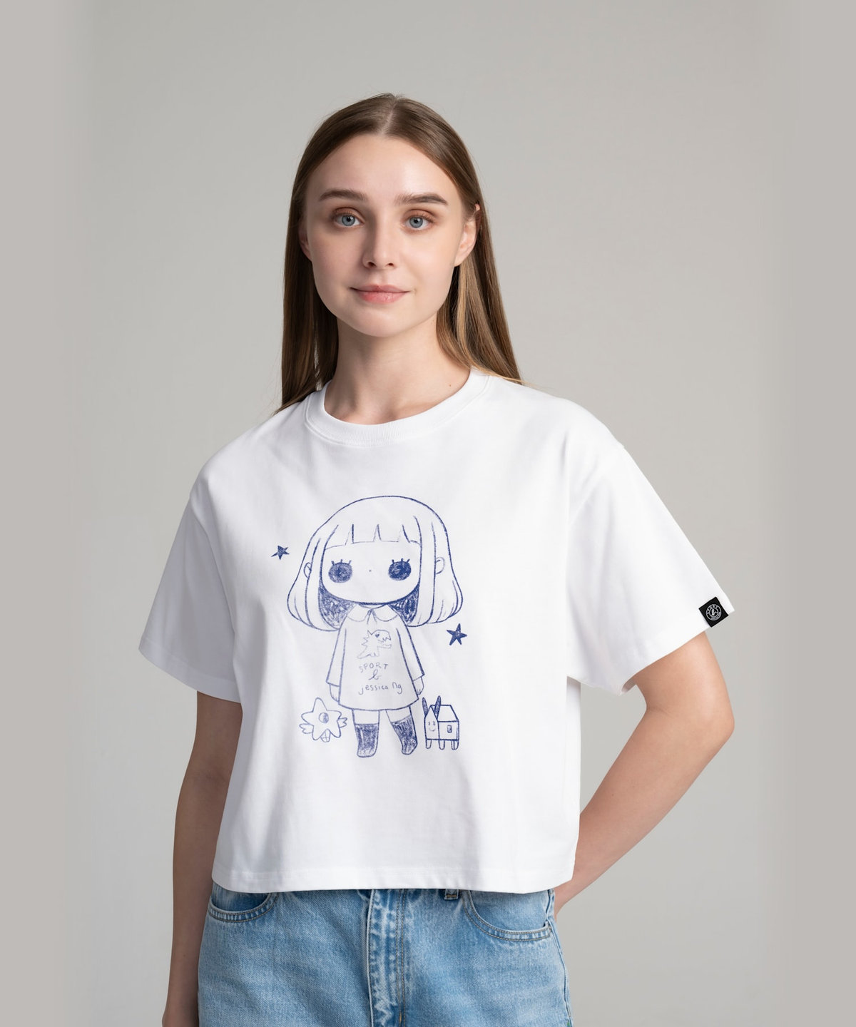 FEMME ウィメンズ SPORT b. プリント コットン 半袖 クロップドTシャツ "Jessica Ng" ホワイト