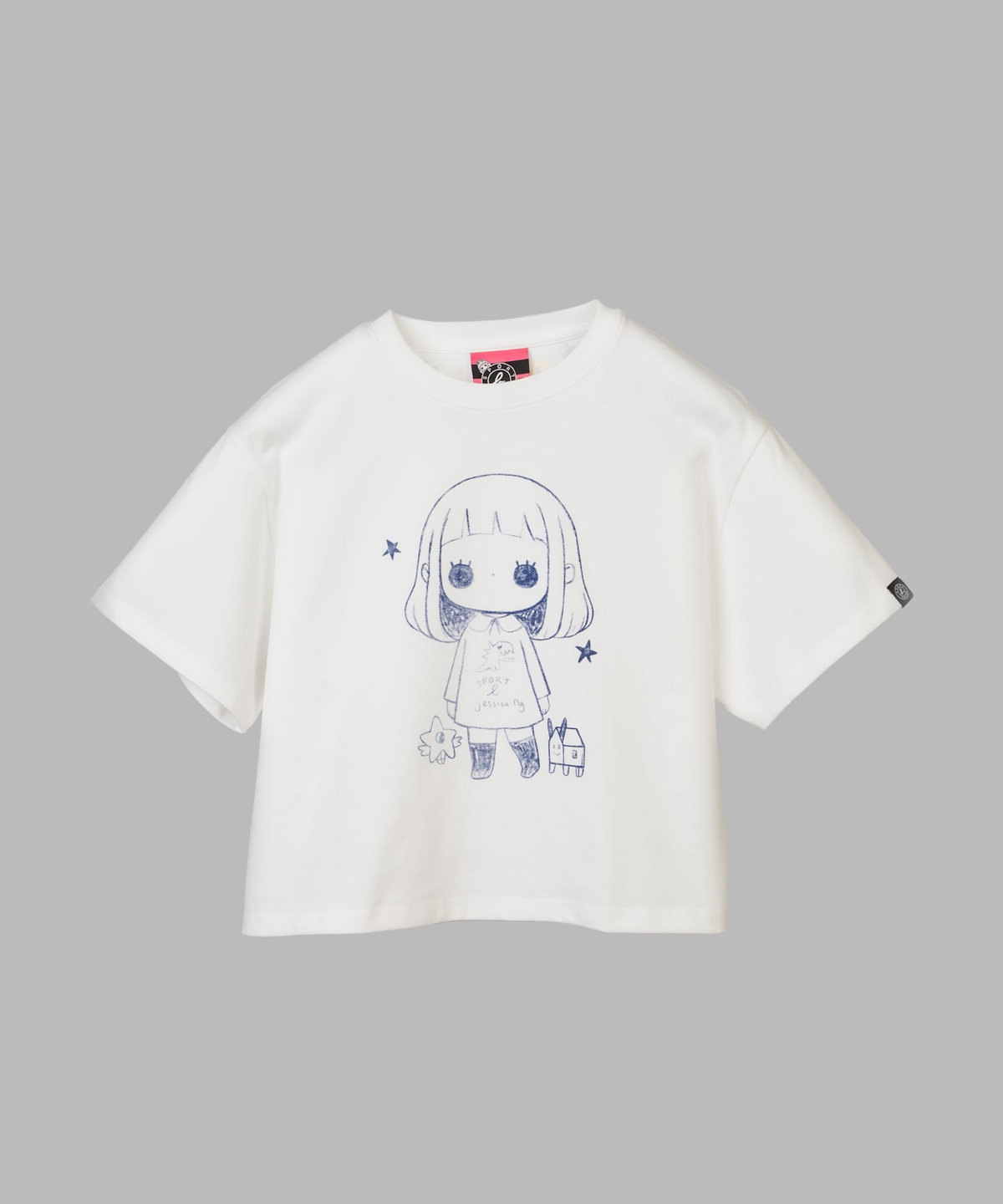 FEMME ウィメンズ SPORT b. プリント コットン 半袖 クロップドTシャツ "Jessica Ng" ホワイト