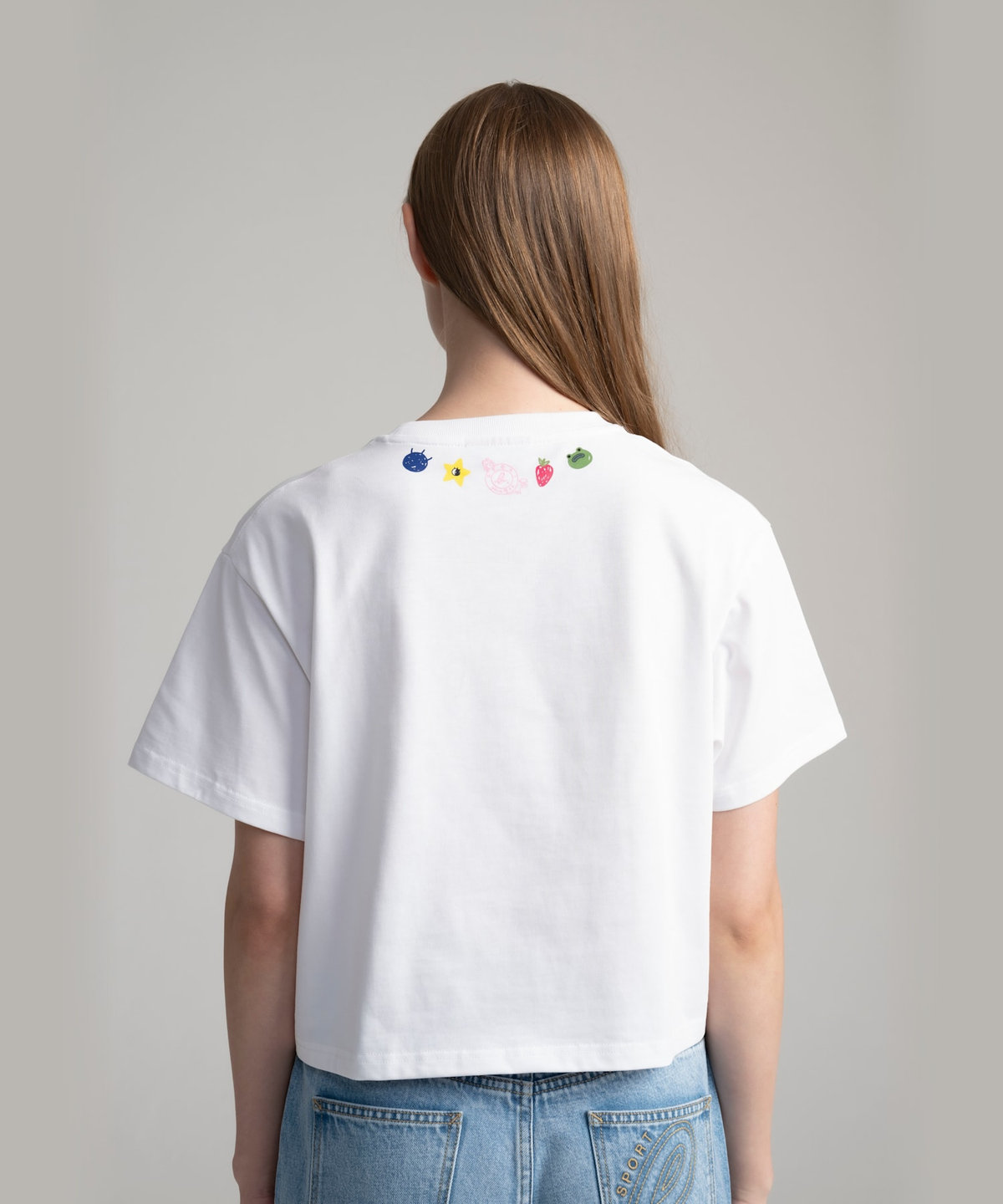 FEMME ウィメンズ SPORT b. プリント コットン 半袖 クロップドTシャツ "Jessica Ng" ホワイト