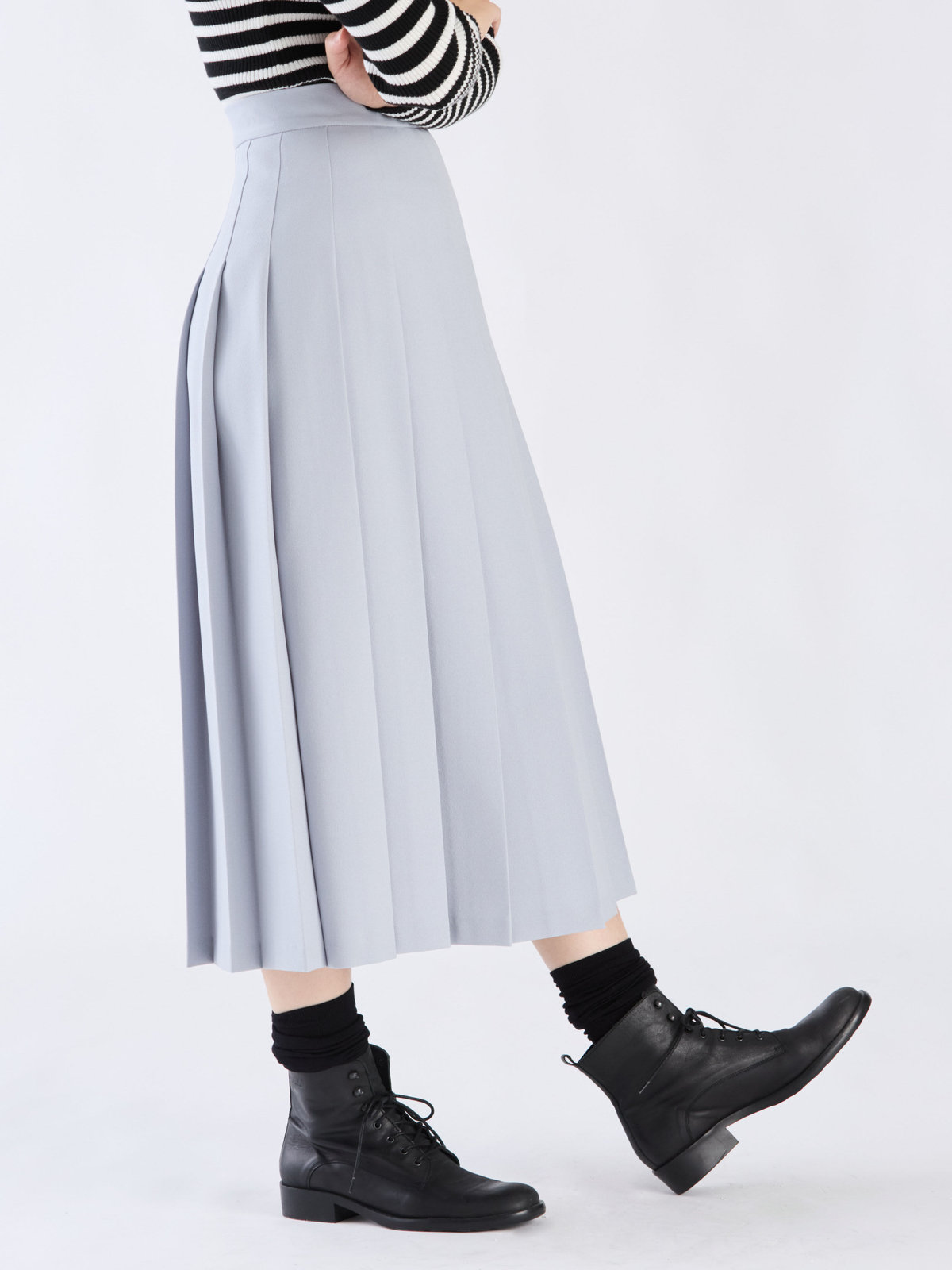 To b. by agnès b. 【Outlet】WQ06 JUPE サージプリーツスカート ライトブルー