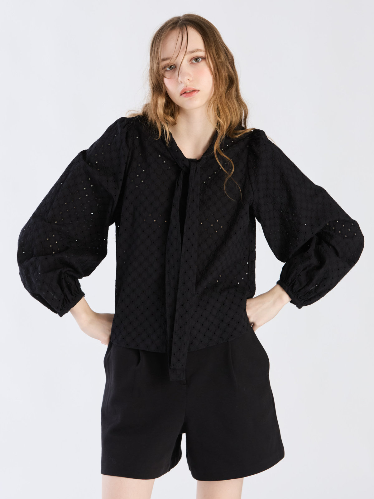 To b. by agnès b. 【Outlet】コットンフラワーレースブラウス ブラック