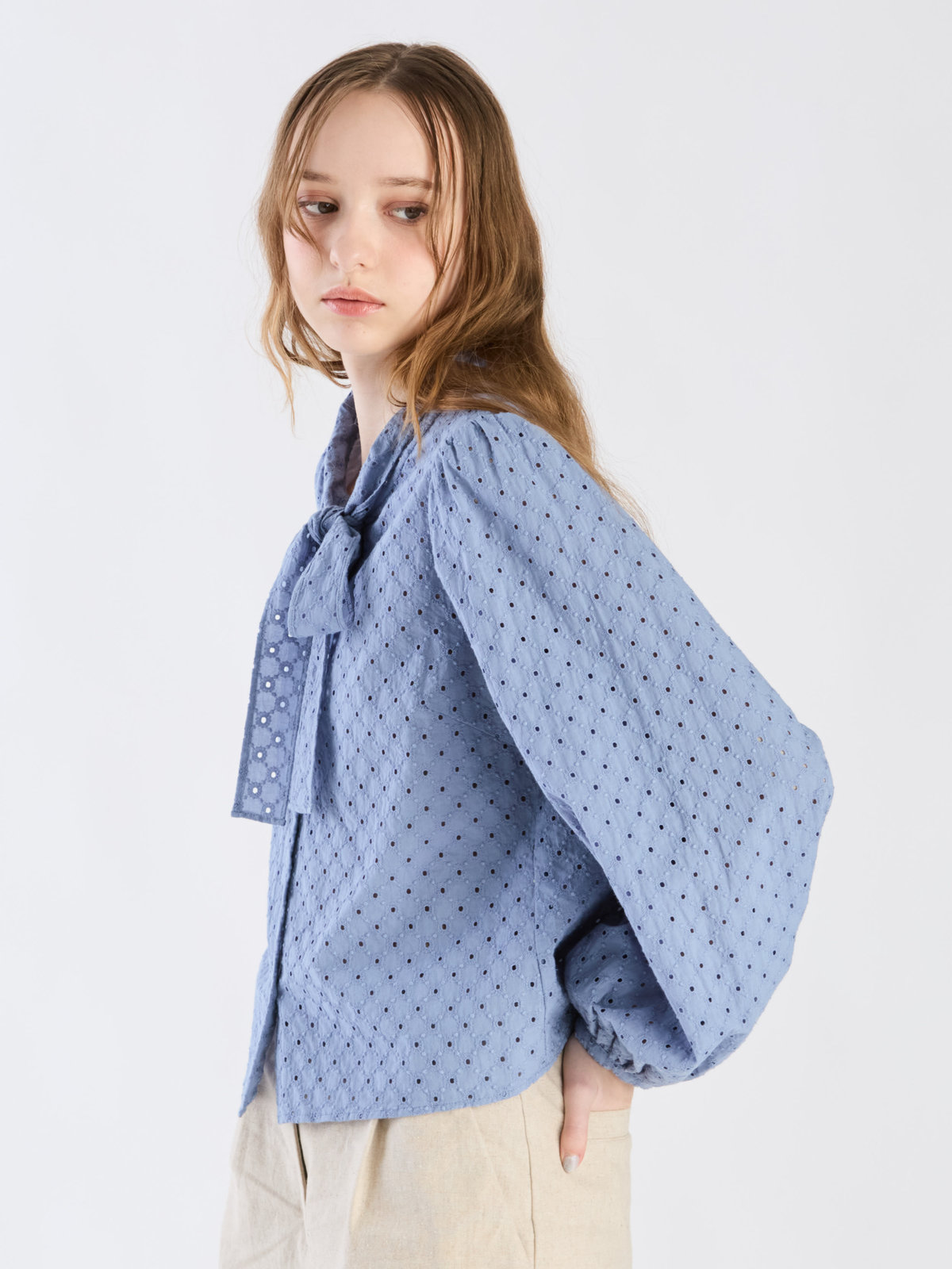 To b. by agnès b. 【Outlet】コットンフラワーレースブラウス ブルー