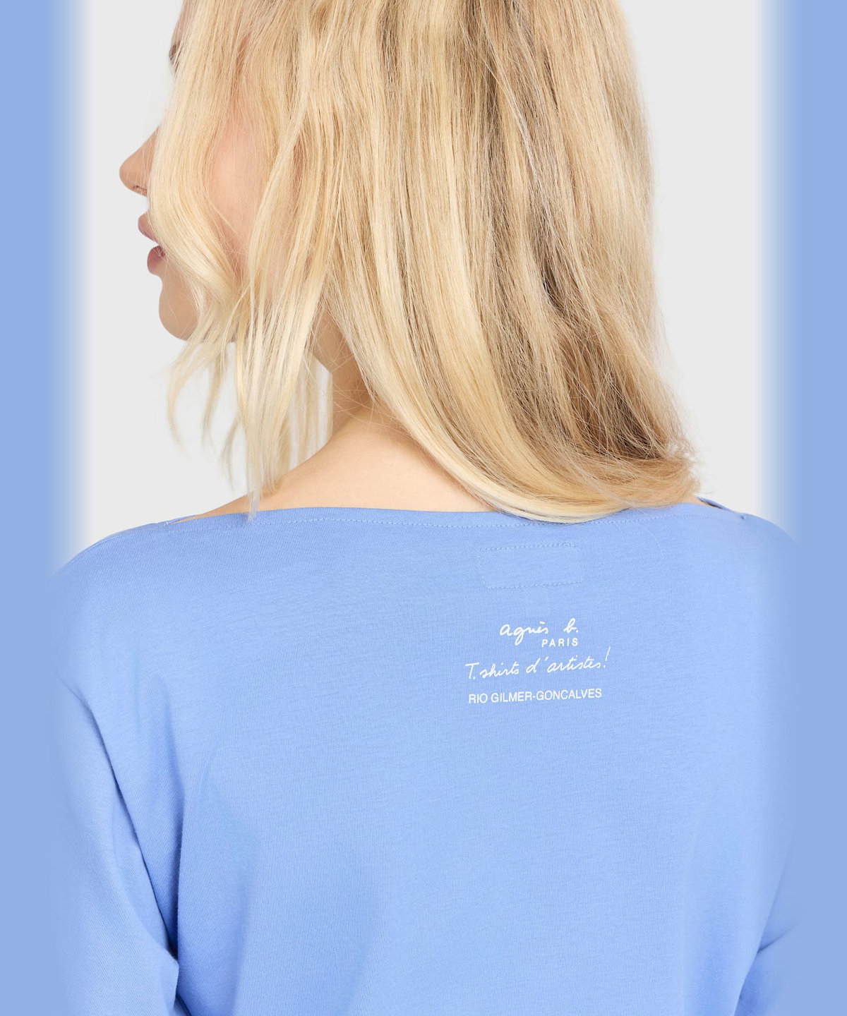 FEMME ウィメンズ プリント コットン 5分袖 アーティスト Tシャツ "Rio Gilmer Goncalves" ブルー