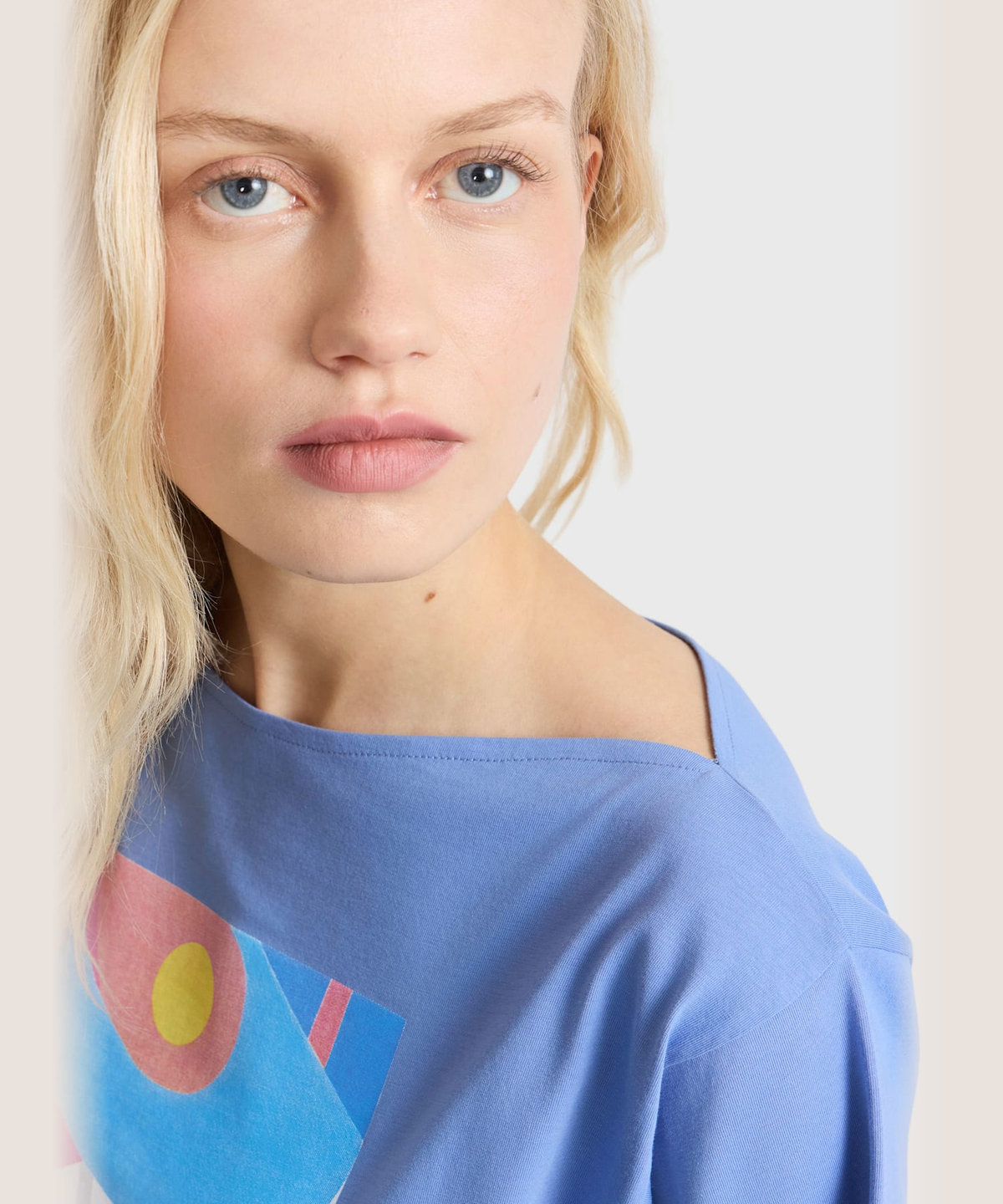 FEMME ウィメンズ プリント コットン 5分袖 アーティスト Tシャツ "Rio Gilmer Goncalves" ブルー