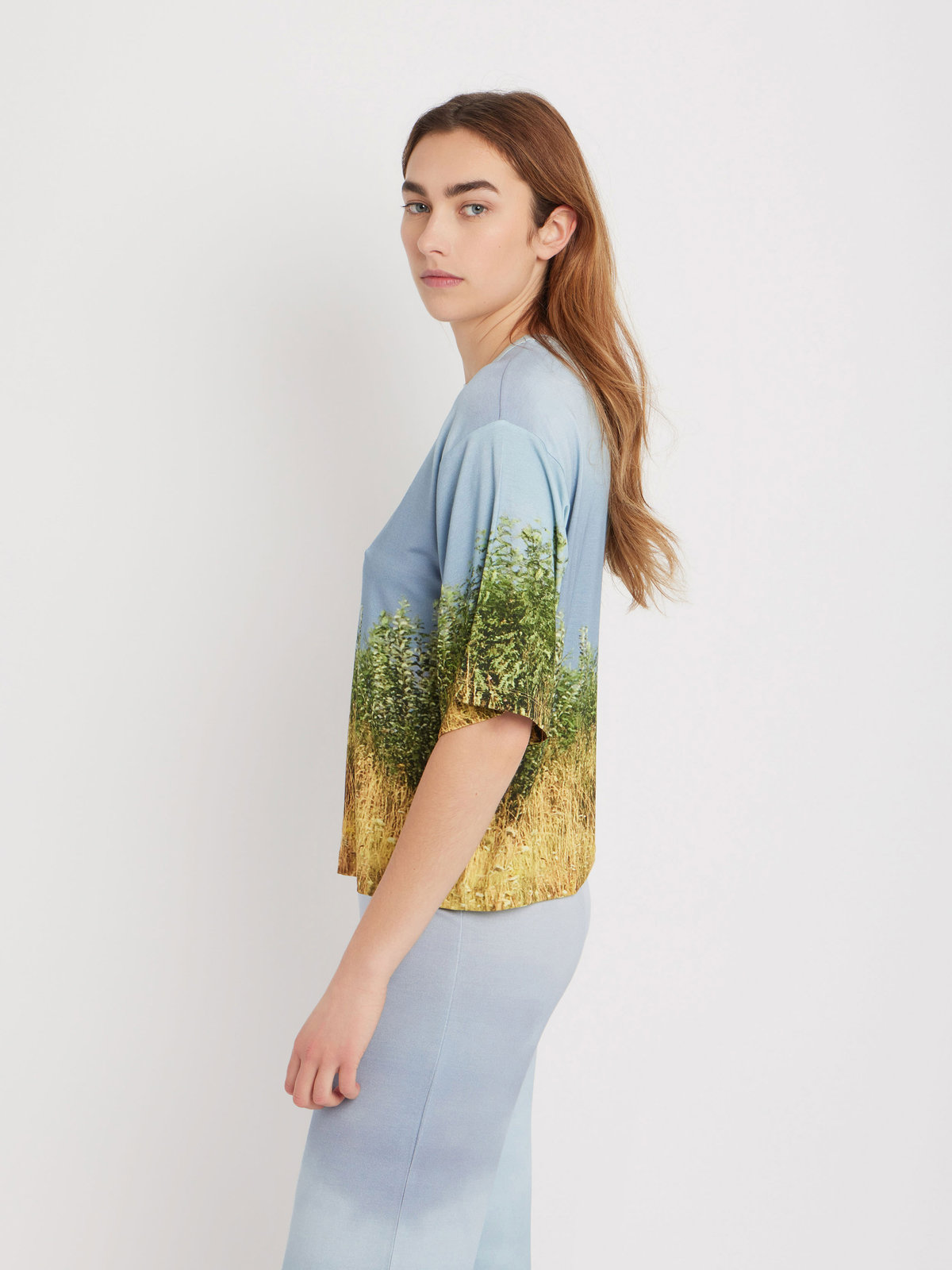 FEMME ウィメンズ フォトプリント 5分袖 Tシャツ "Les champs ? Hoedic" ブラック