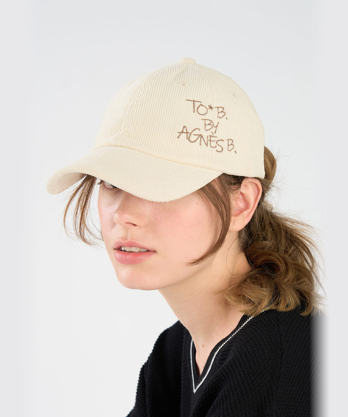 To b. by agnès b. コーデュロイ ロゴ キャップ ホワイト