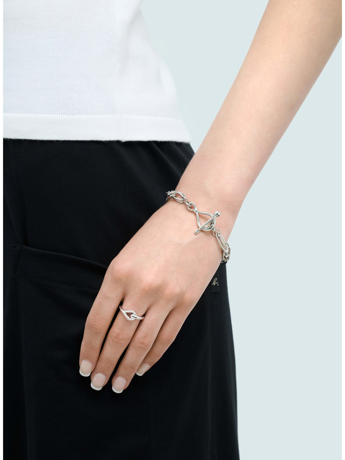 FEMME ウィメンズ  ツイスト フープ ブレスレット "Anchor Knot" シルバー