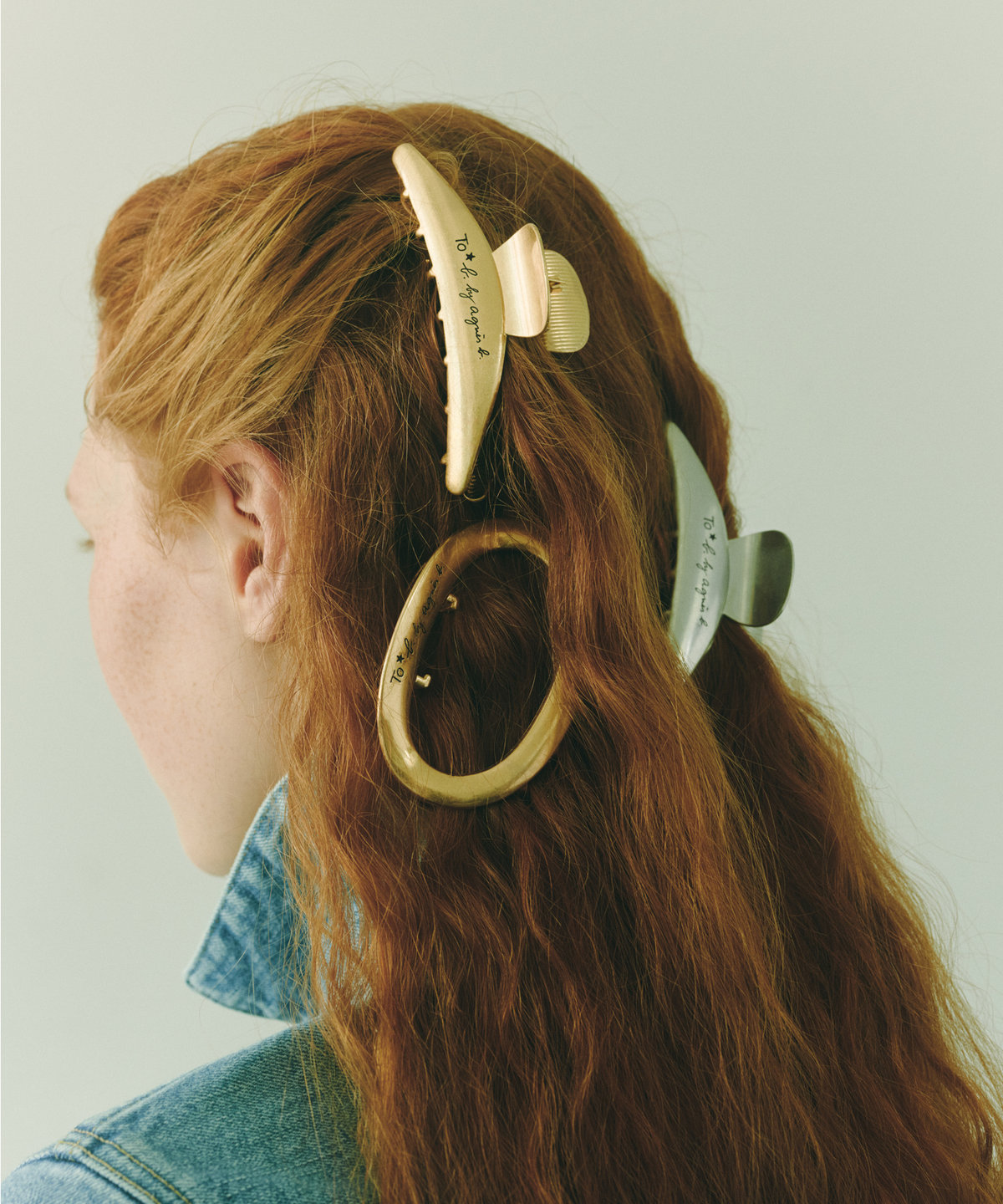 To b. by agnès b. ロゴ ヘアクリップ ゴールド