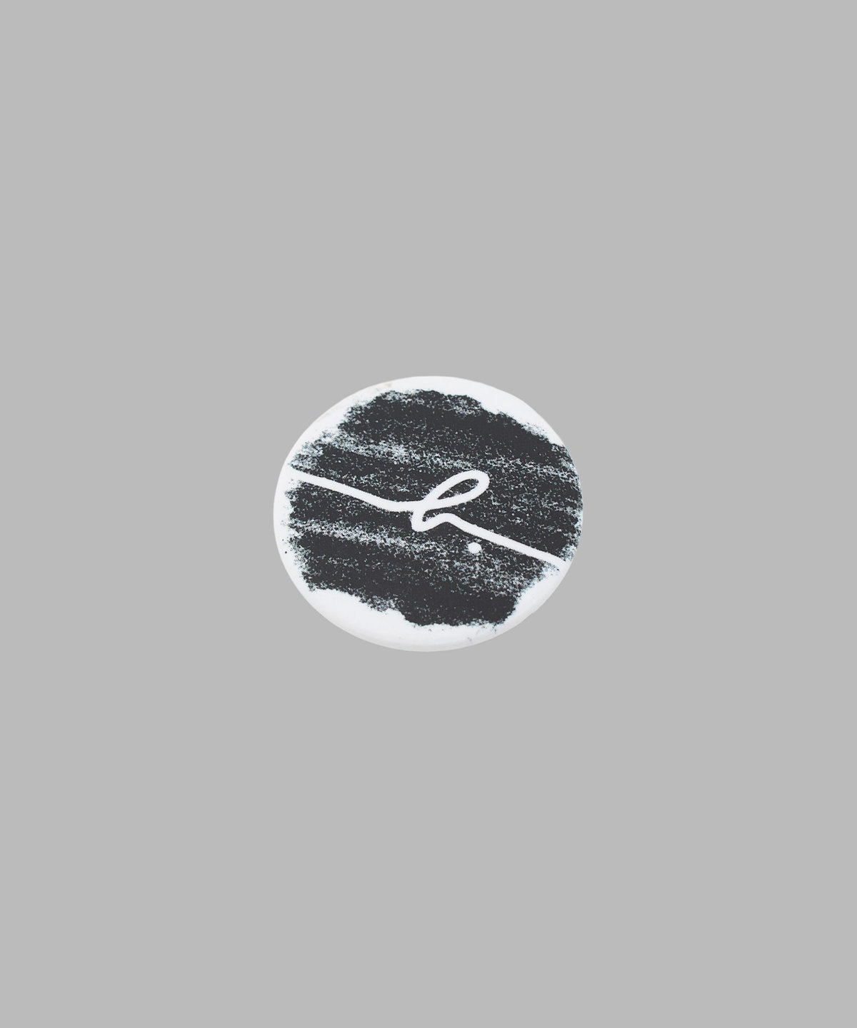 FEMME ウィメンズ スモール "b."ロゴ スチール ピンバッジ マルチ