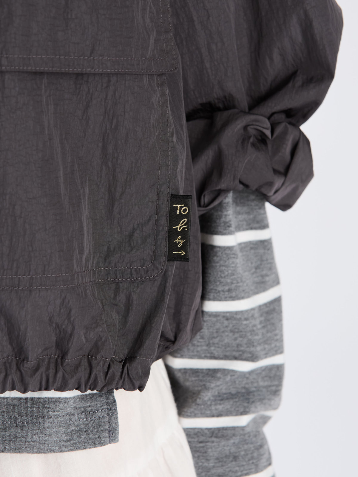 To b. by agnès b. 【Outlet】ナイロンパーカージャケット チャコールグレー