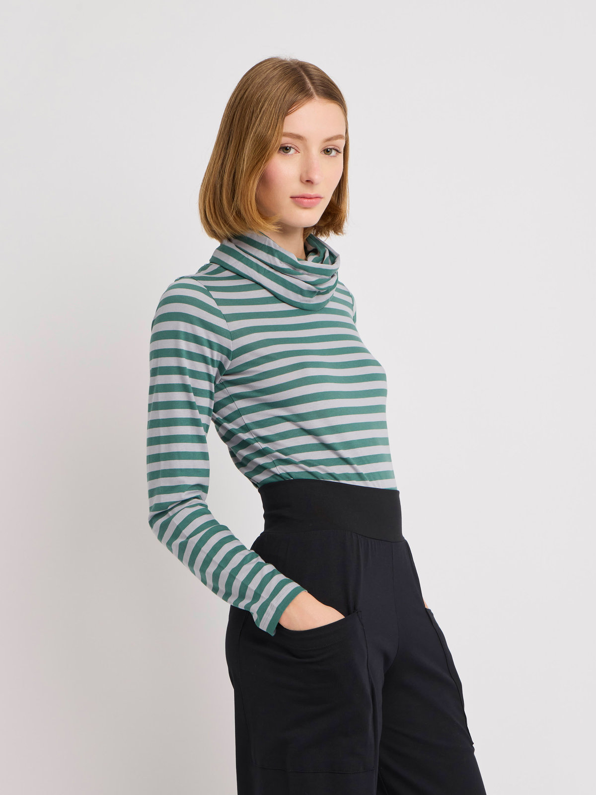 FEMME ウィメンズ 細ボーダー タートルネック 長袖 Tシャツ ”Transformable” グリーン×スモーキーブルー