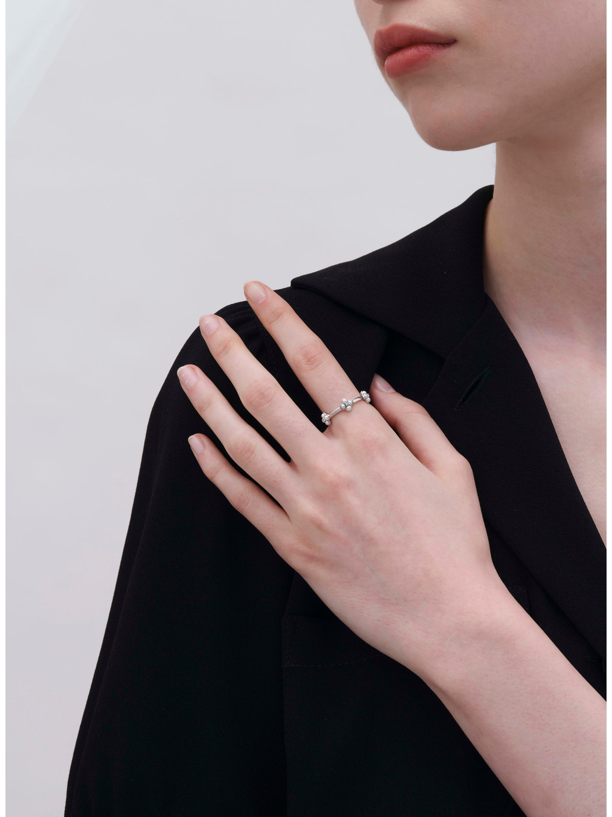 FEMME ウィメンズ "b."ロゴ フラワーモチーフ パール リング "Double bloom" シルバー