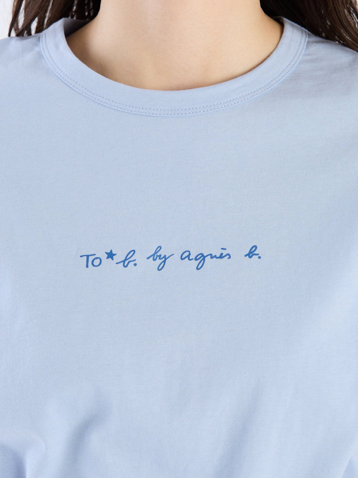 To b. by agnès b. 【Outlet】ロゴ プリント コットン マカロン Tシャツ ライトブルー