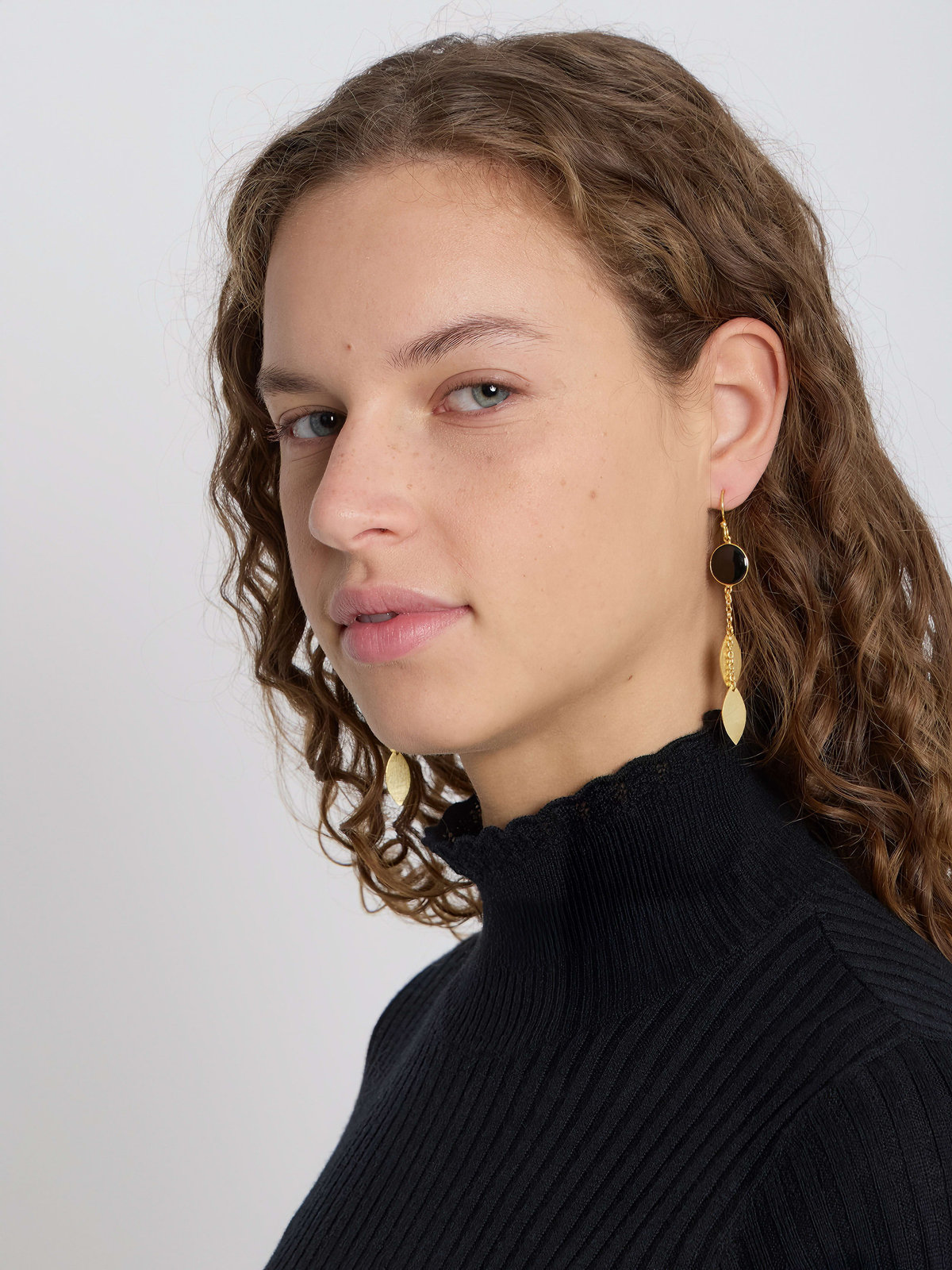 FEMME ウィメンズ リーフモチーフ ピアス ”Shine” ゴールド