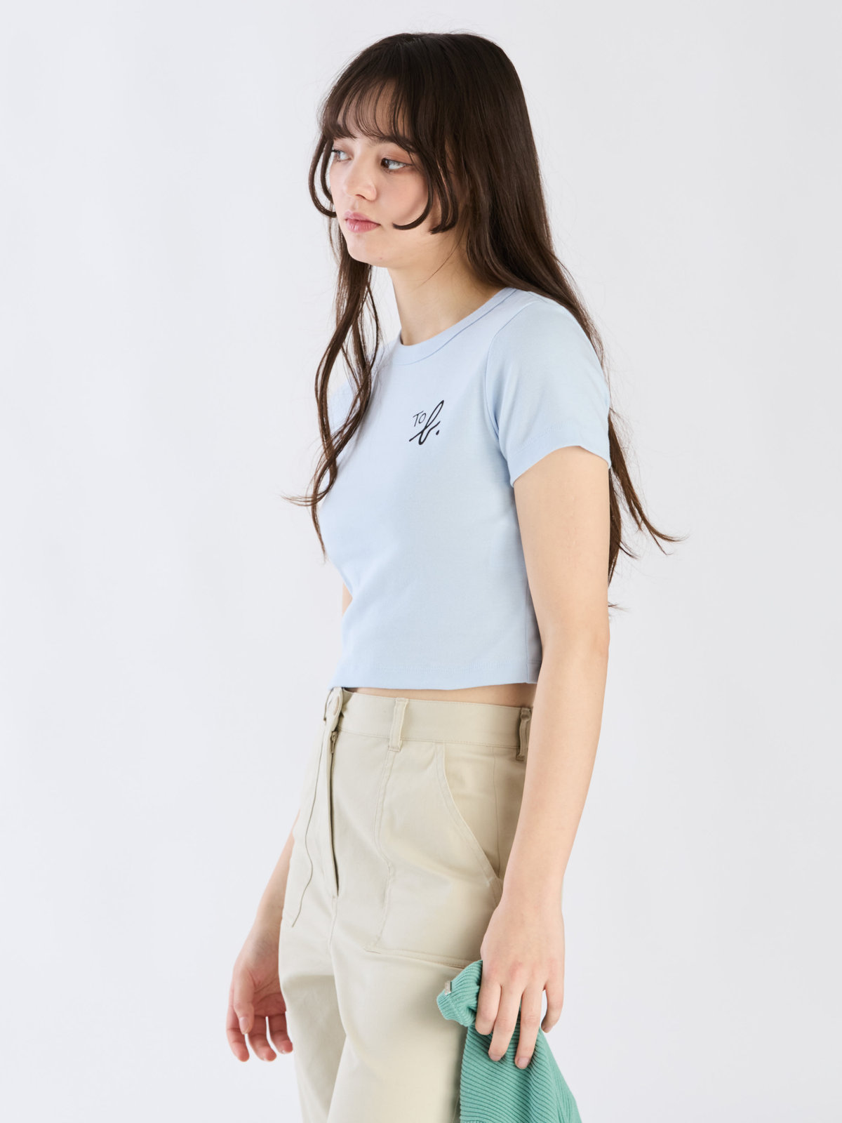 To b. by agnès b. 【Outlet】"To b."ロゴ コットン 半袖 クロップド Tシャツ ライトブルー