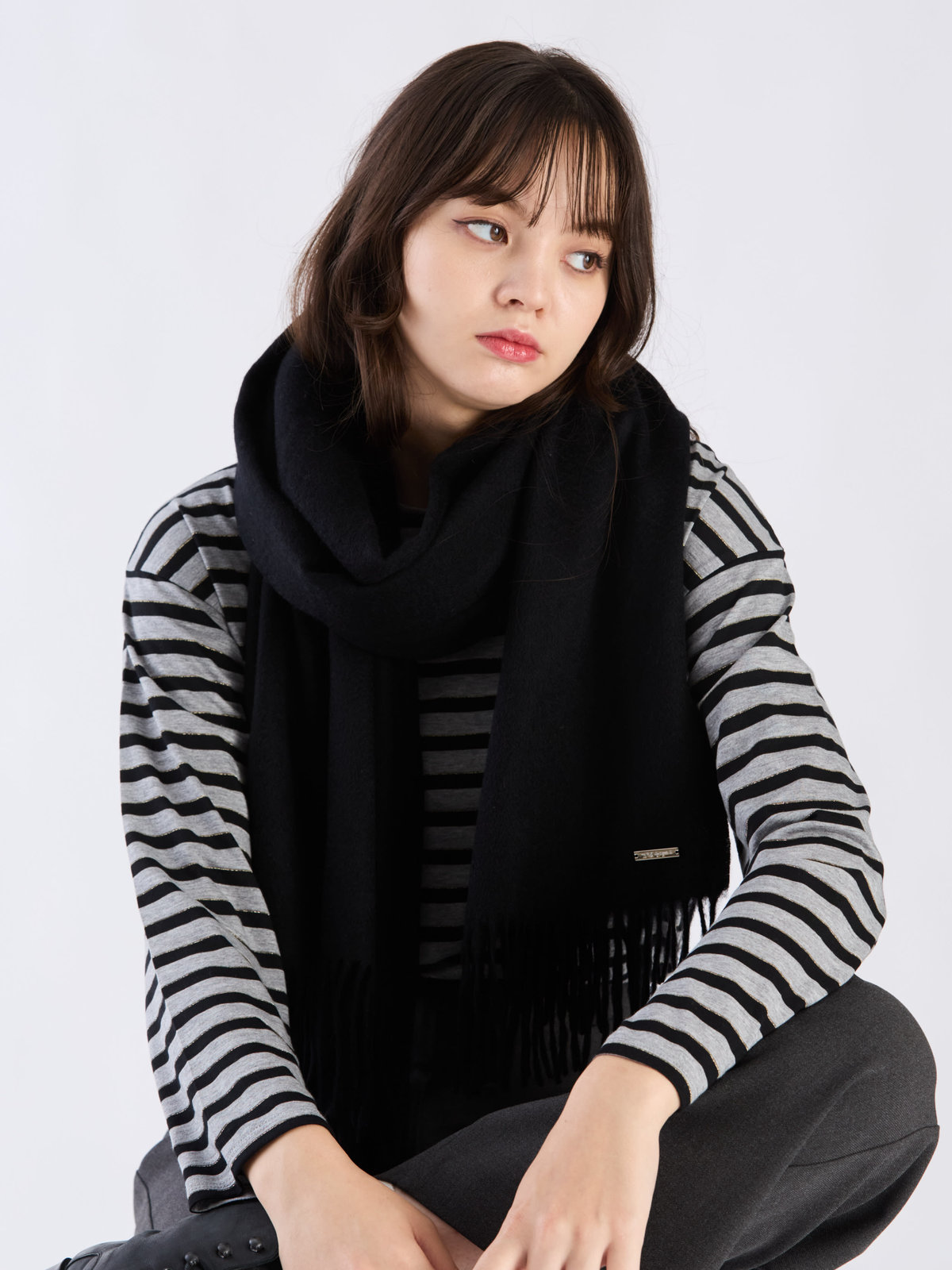 To b. by agnès b. 【Outlet】ロゴプレート カシミヤ ウール マフラー ブラック