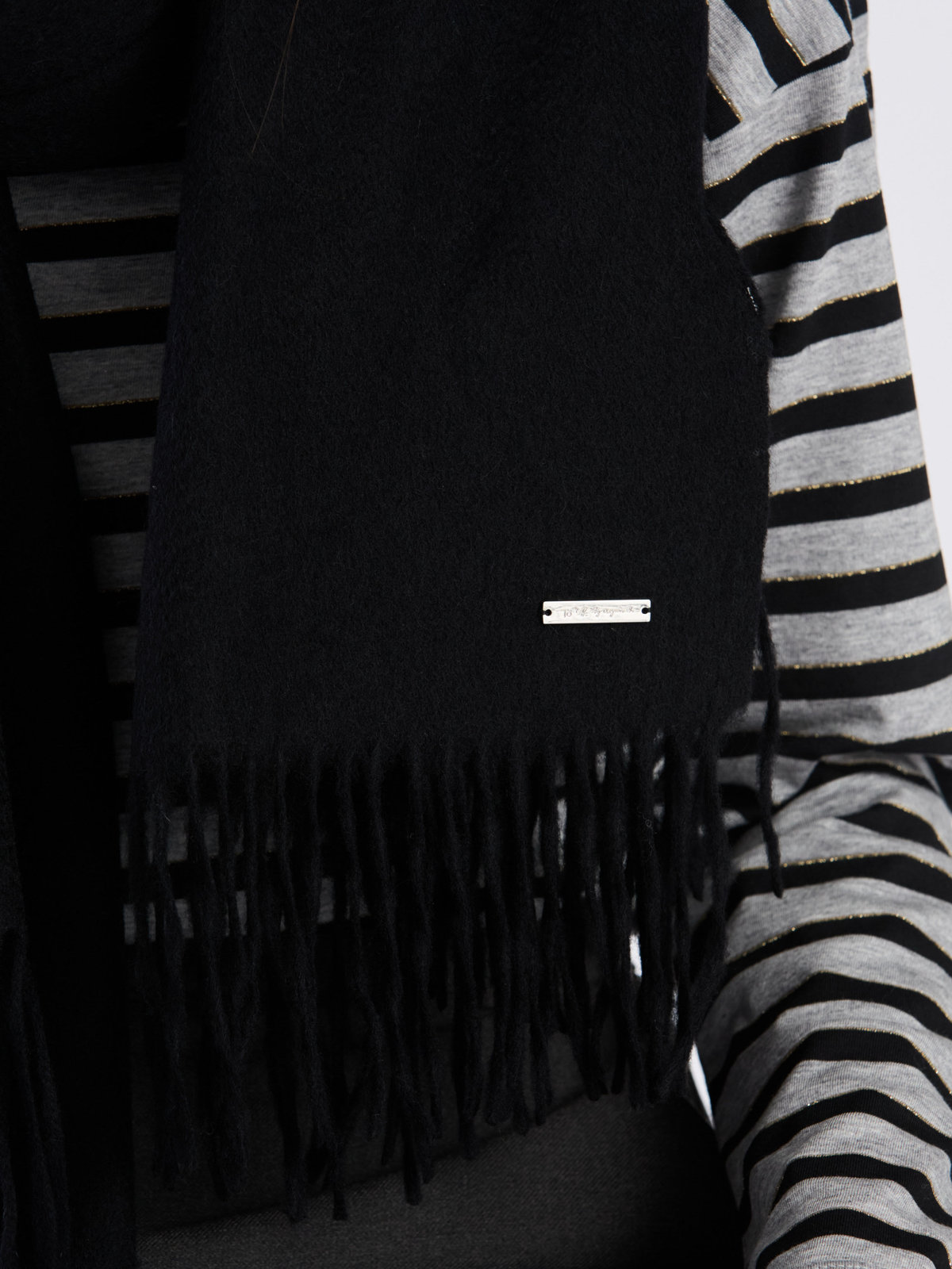 To b. by agnès b. 【Outlet】ロゴプレート カシミヤ ウール マフラー ブラック