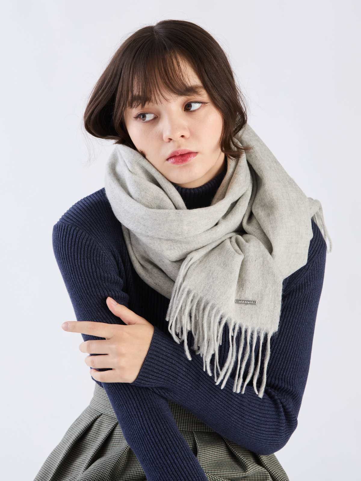 To b. by agnès b. 【Outlet】ロゴプレート カシミヤ ウール マフラー ライトグレー