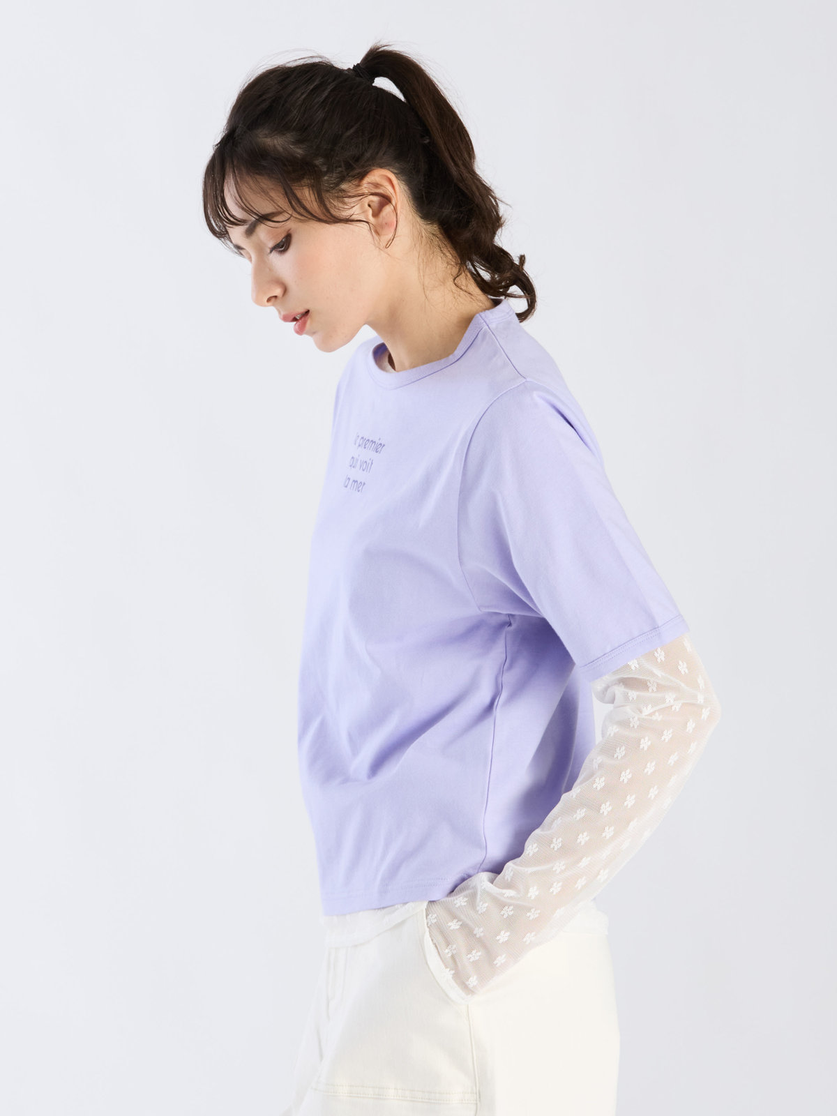 To b. by agnès b. 【Outlet】メッセージ プリント 半袖 Tシャツ "Le premier qui voit la mer" パープル
