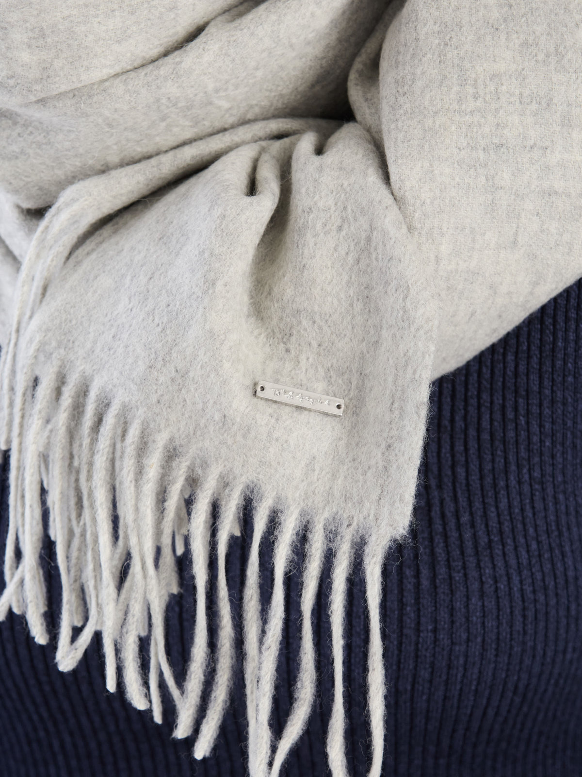 To b. by agnès b. 【Outlet】ロゴプレート カシミヤ ウール マフラー ライトグレー