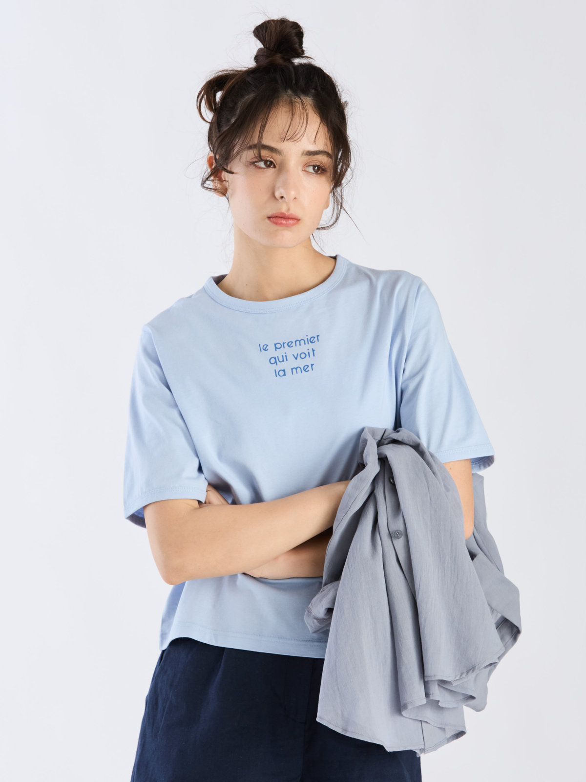 To b. by agnès b. 【Outlet】メッセージ プリント 半袖 Tシャツ "Le premier qui voit la mer" ライトブルー