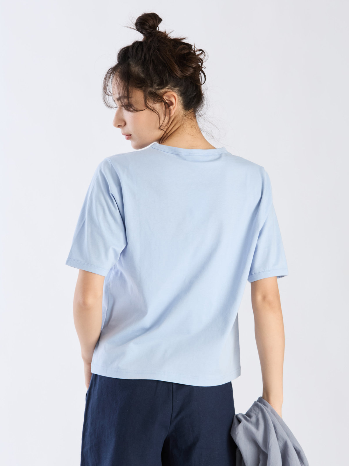 To b. by agnès b. 【Outlet】メッセージ プリント 半袖 Tシャツ "Le premier qui voit la mer" ライトブルー